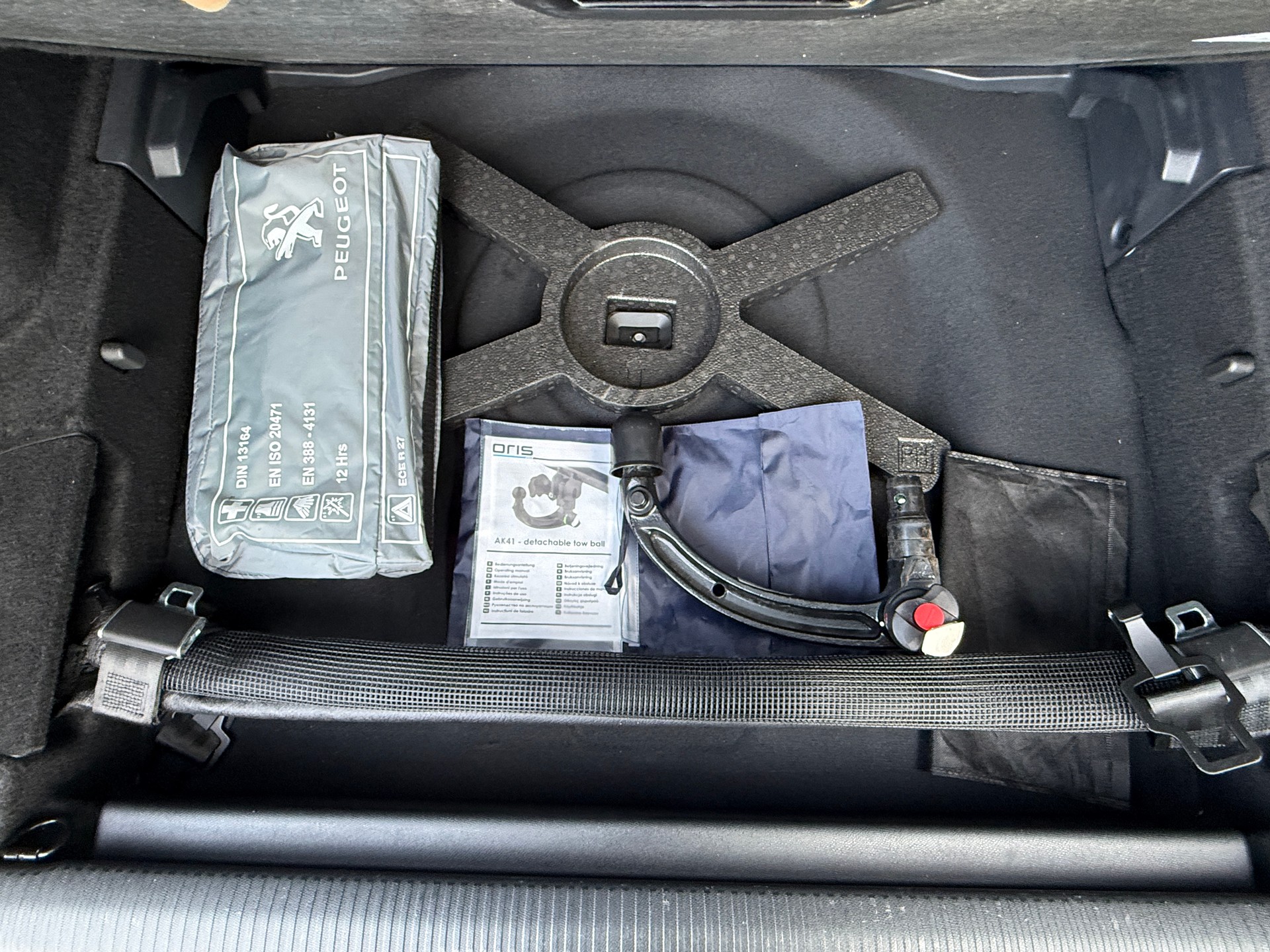 PEUGEOT 308 SW 1.5 BlueHDI Allure EAT8 mit Anhängerkupplung-image-13