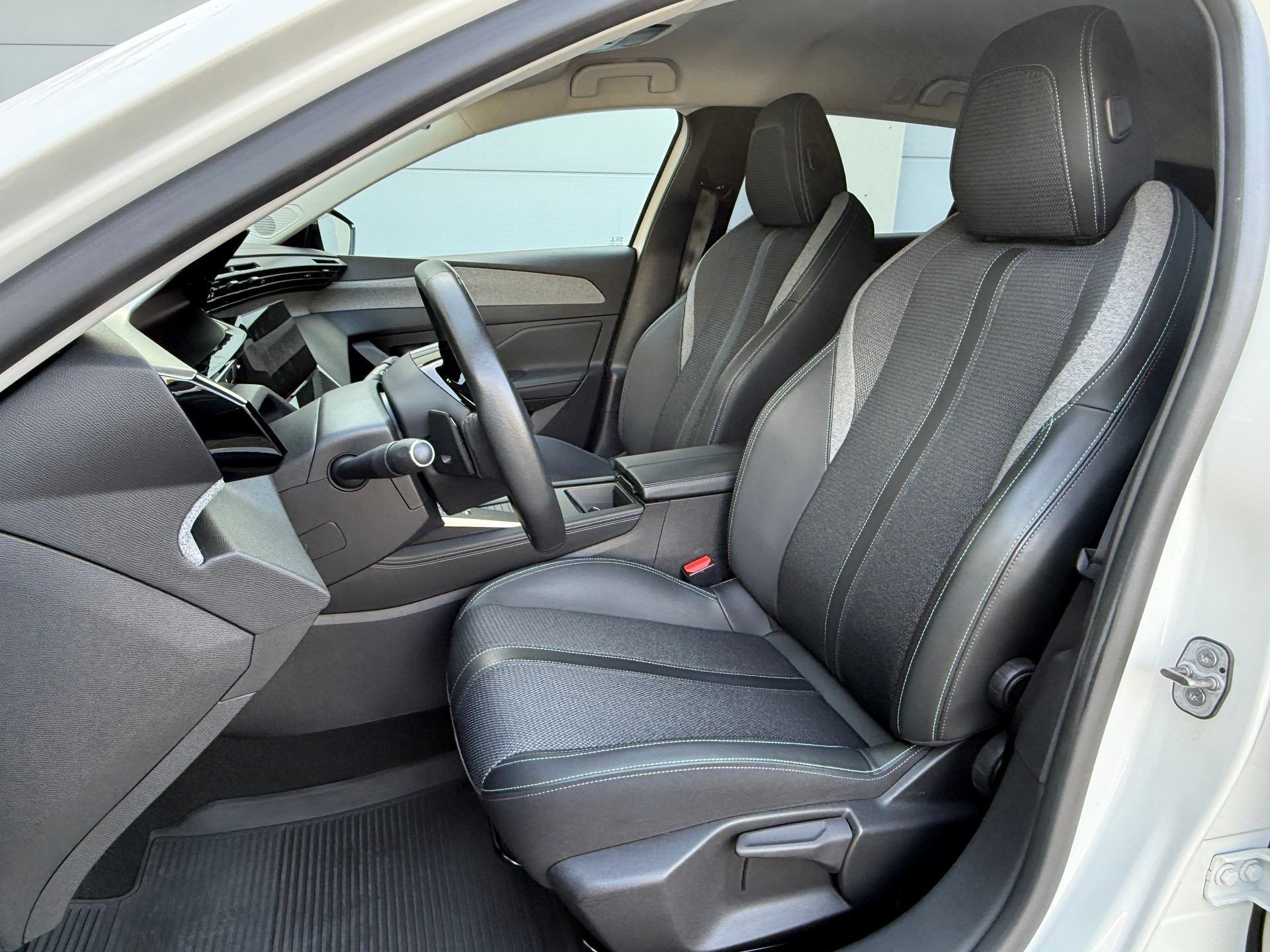 PEUGEOT 308 SW 1.5 BlueHDI Allure EAT8 mit Anhängerkupplung-image-14