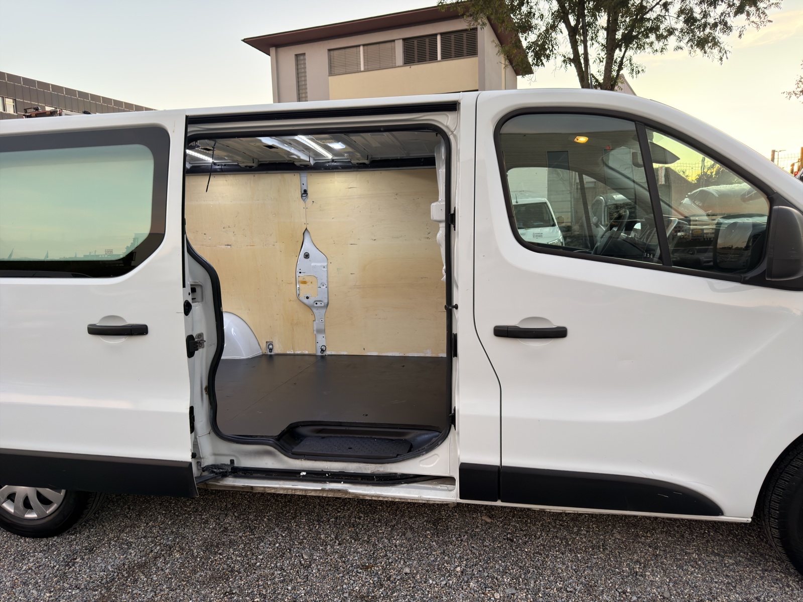 RENAULT Trafic 2.0 Energy dCi 120 3.0t Business L2H1-image-16