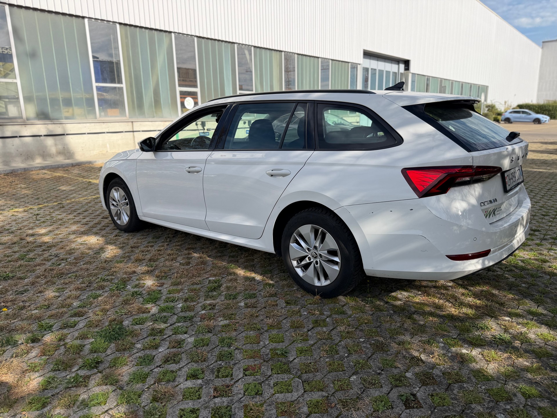 SKODA Octavia Combi 2.0 TDI DSG Ambition-image-8
