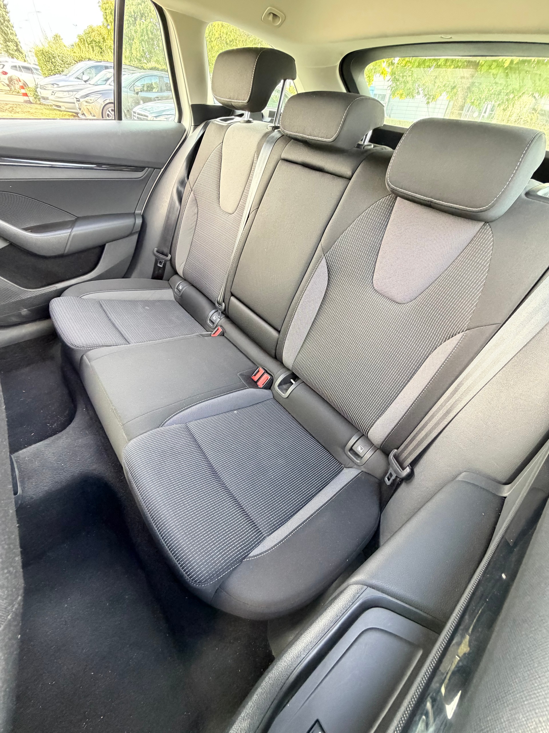 SKODA Octavia Combi 2.0 TDI DSG Ambition-image-12