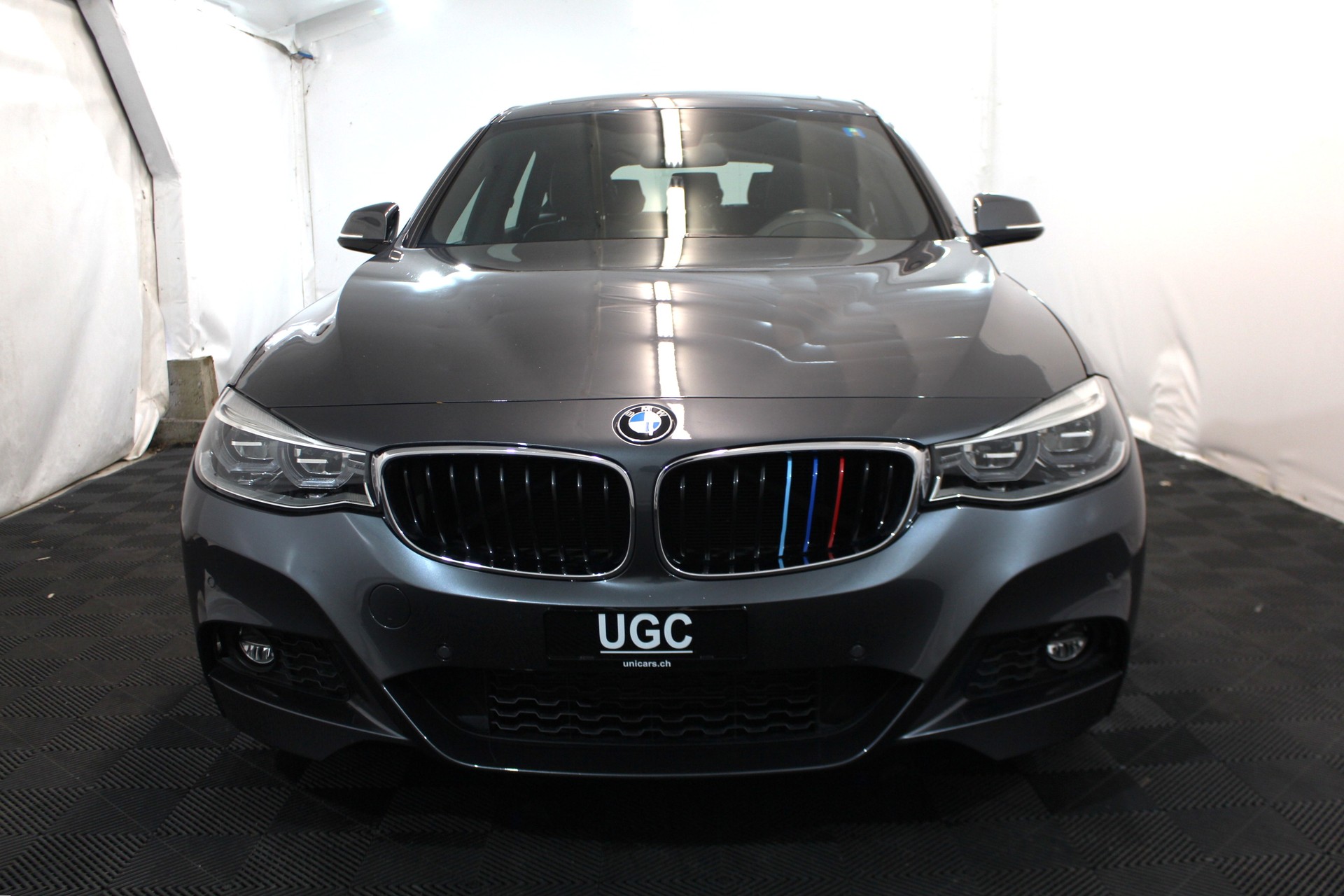 BMW 330i xDrive SAG Gran Turismo-showroom-element-1