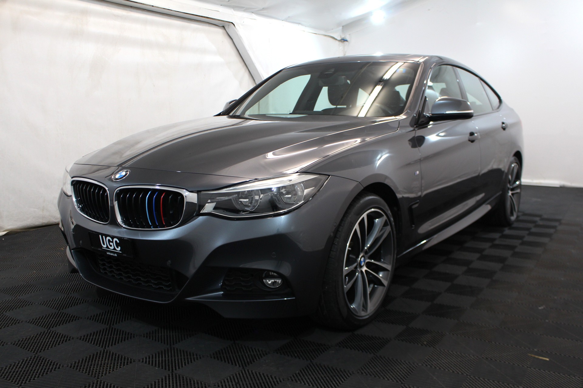 BMW 330i xDrive SAG Gran Turismo-showroom-element-2