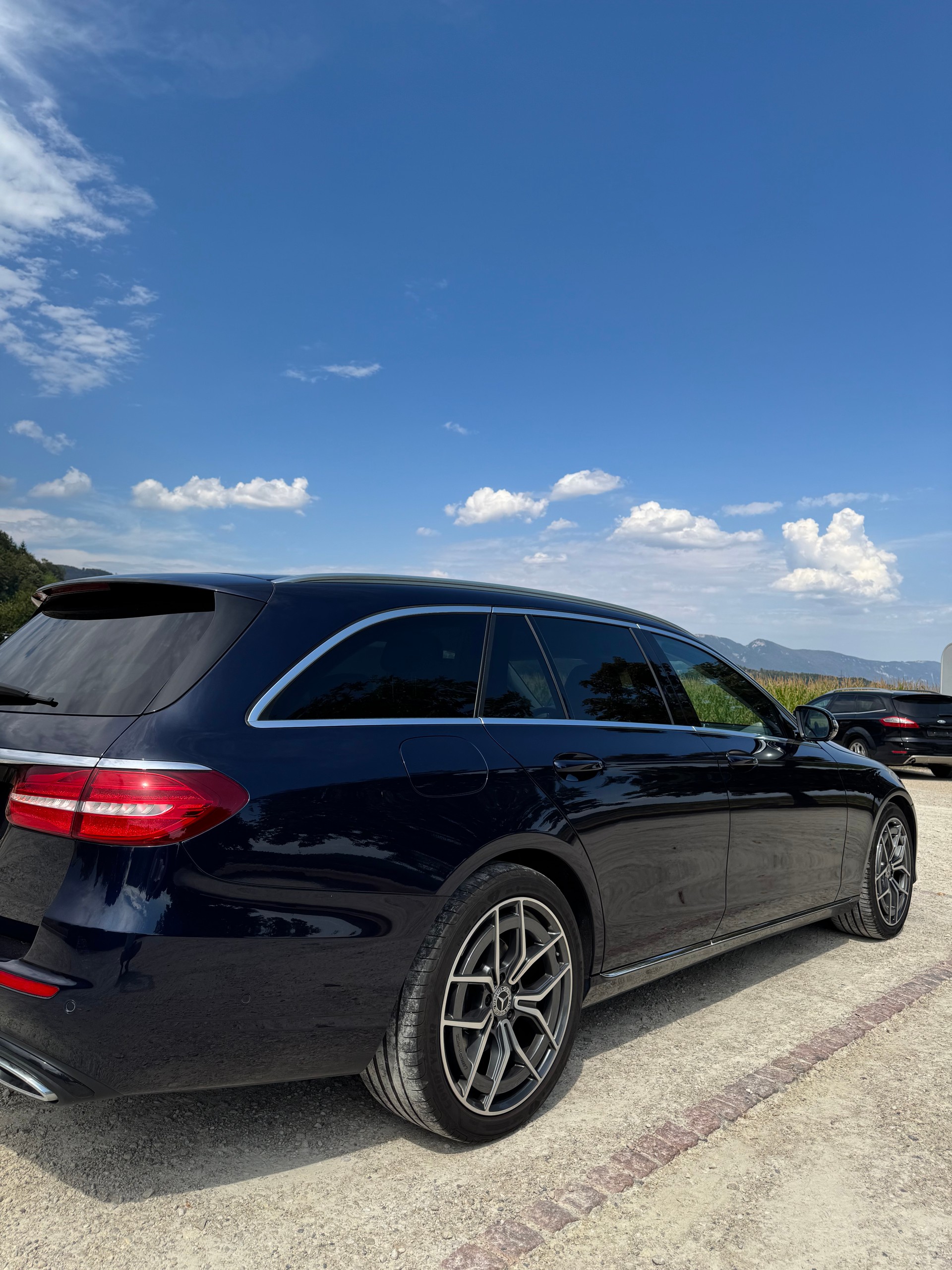 MERCEDES-BENZ E 220 d Exclusive 4matic-image-2