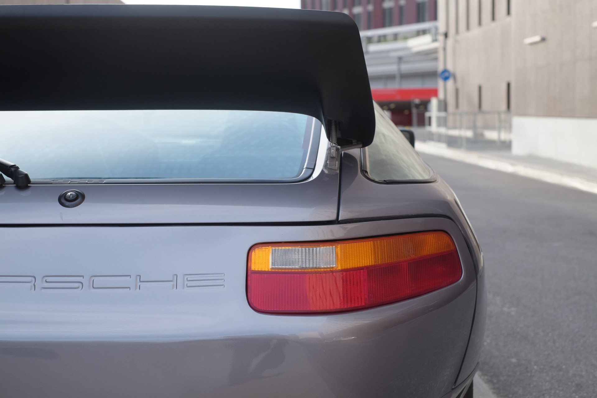 PORSCHE 928 S4-image-4