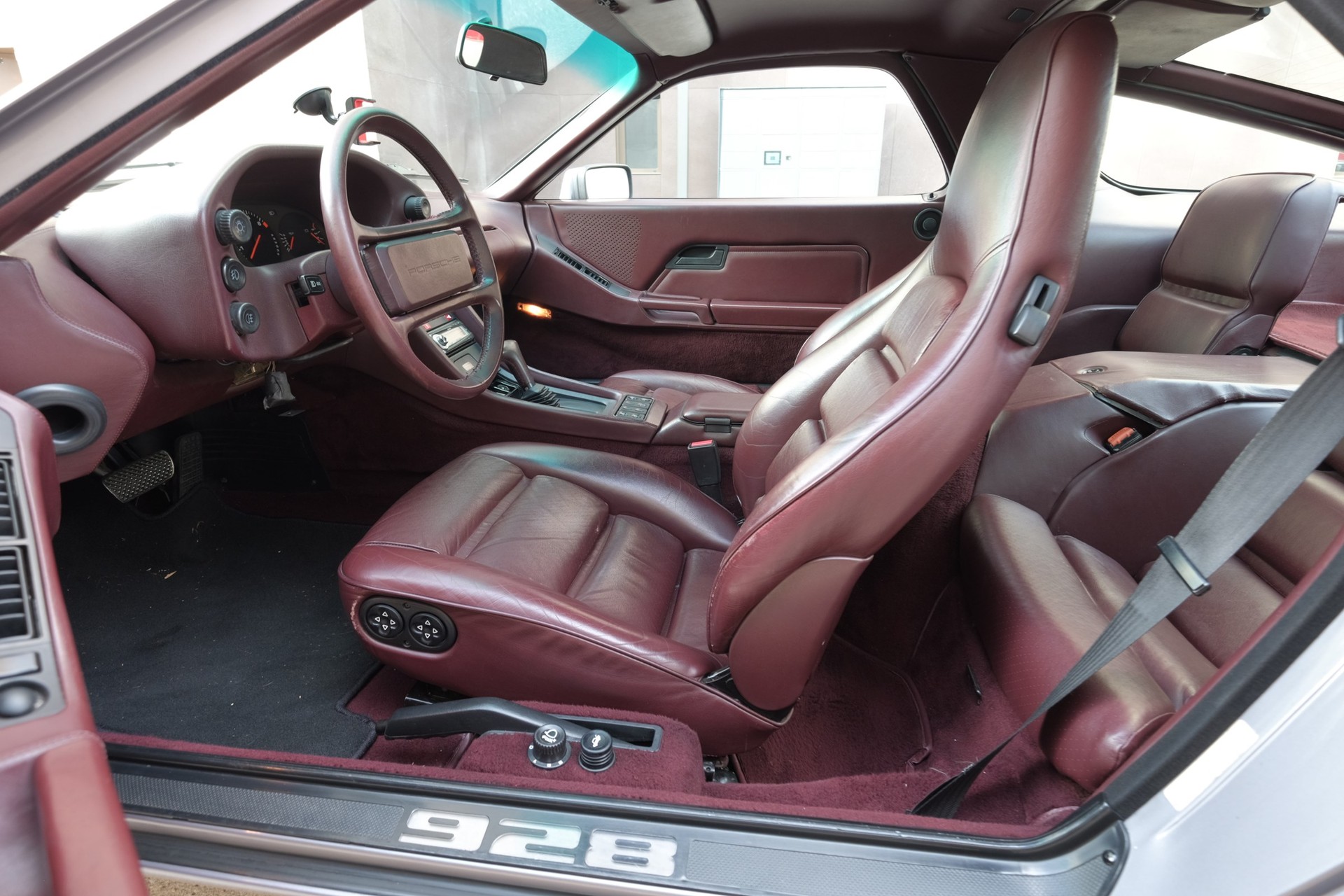 PORSCHE 928 S4-image-8