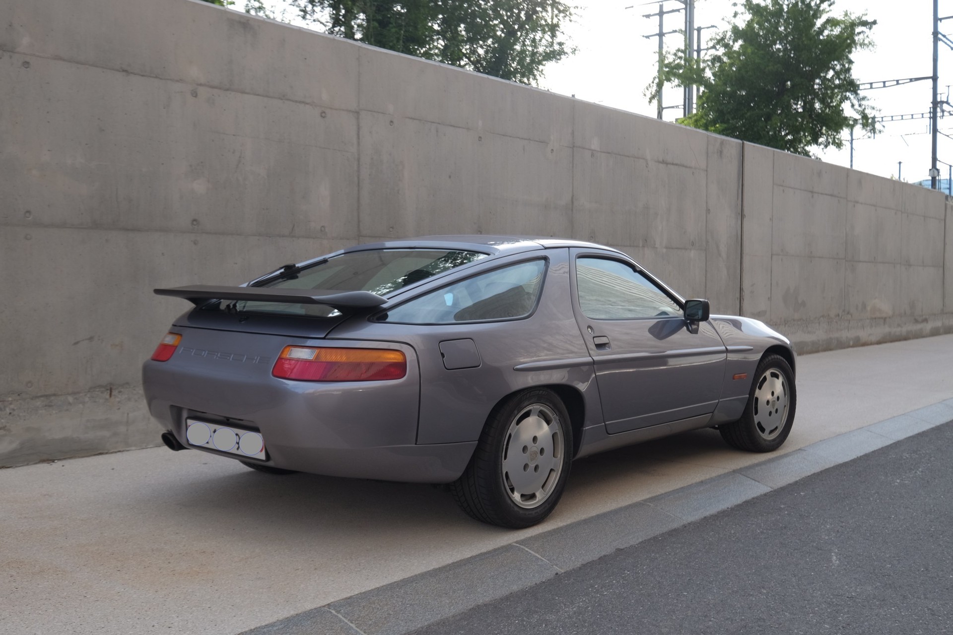 PORSCHE 928 S4-image-3
