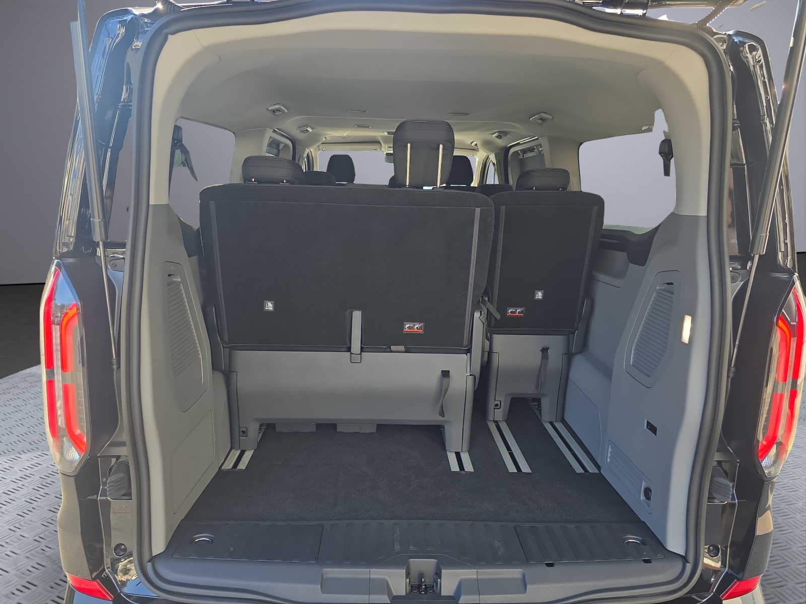 FORD E-Tourneo C bus 340 L2 Titaniu-image-13