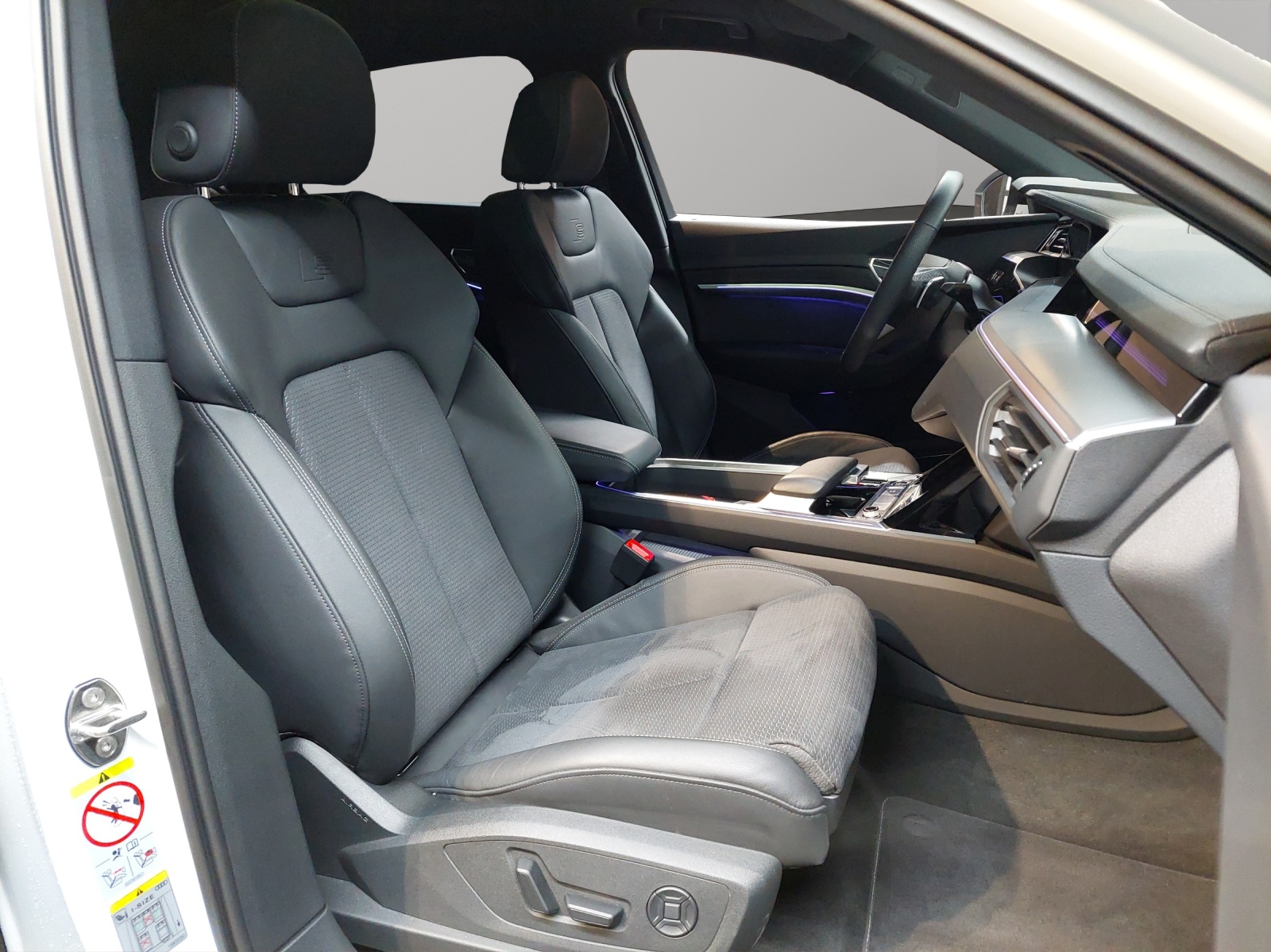 AUDI Q8 Sportback 50 e-tron S line quattro-image-8