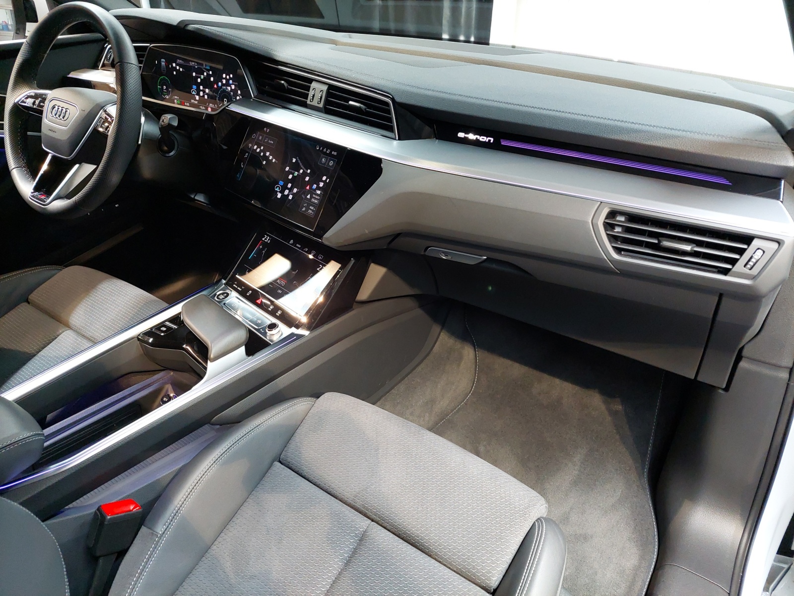 AUDI Q8 Sportback 50 e-tron S line quattro-image-9