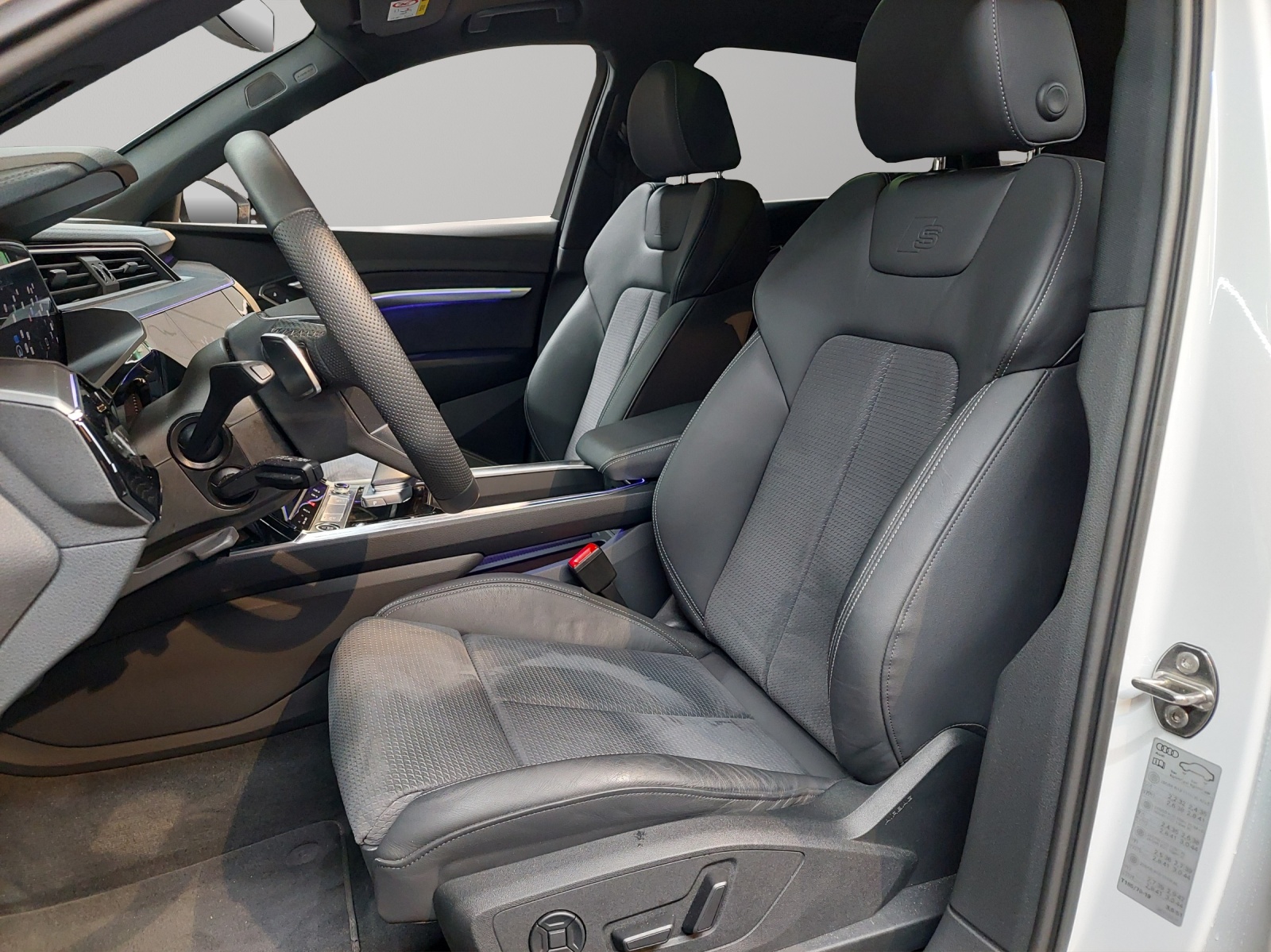 AUDI Q8 Sportback 50 e-tron S line quattro-image-5