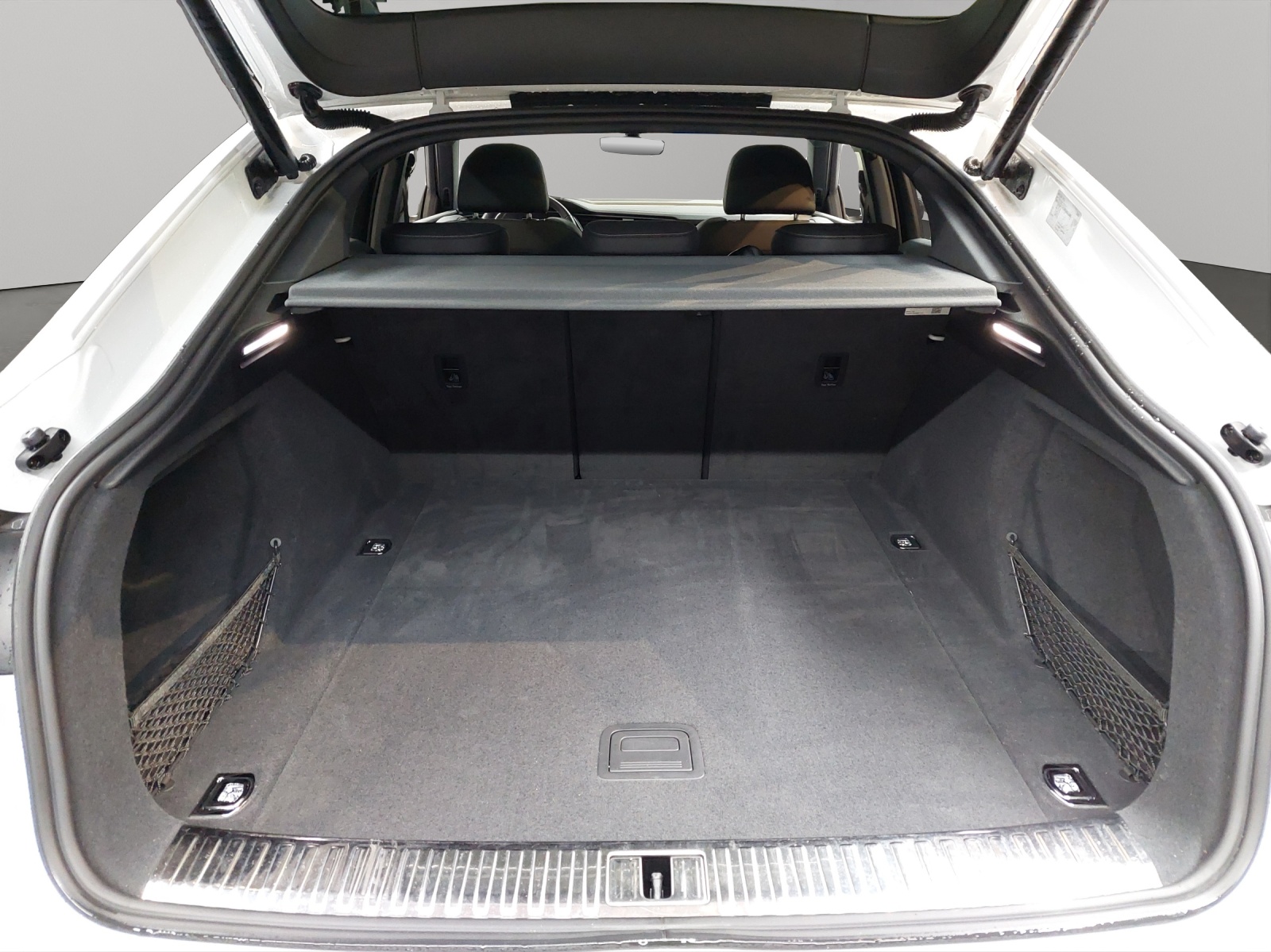 AUDI Q8 Sportback 50 e-tron S line quattro-image-10