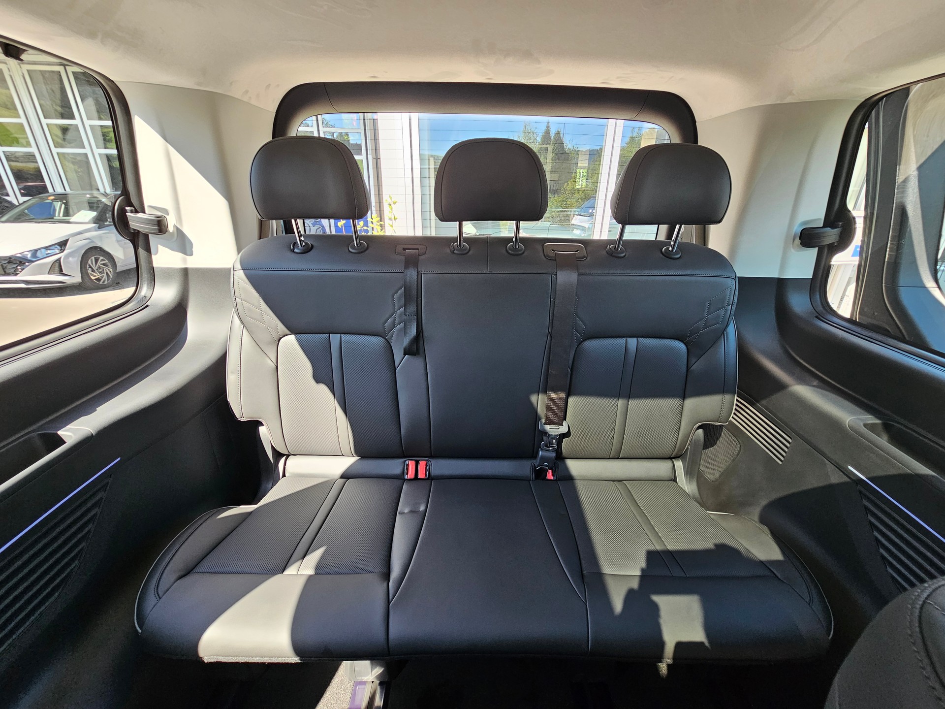 HYUNDAI Staria Premium 1.6 T-GDi HEV Vertex A-image-12