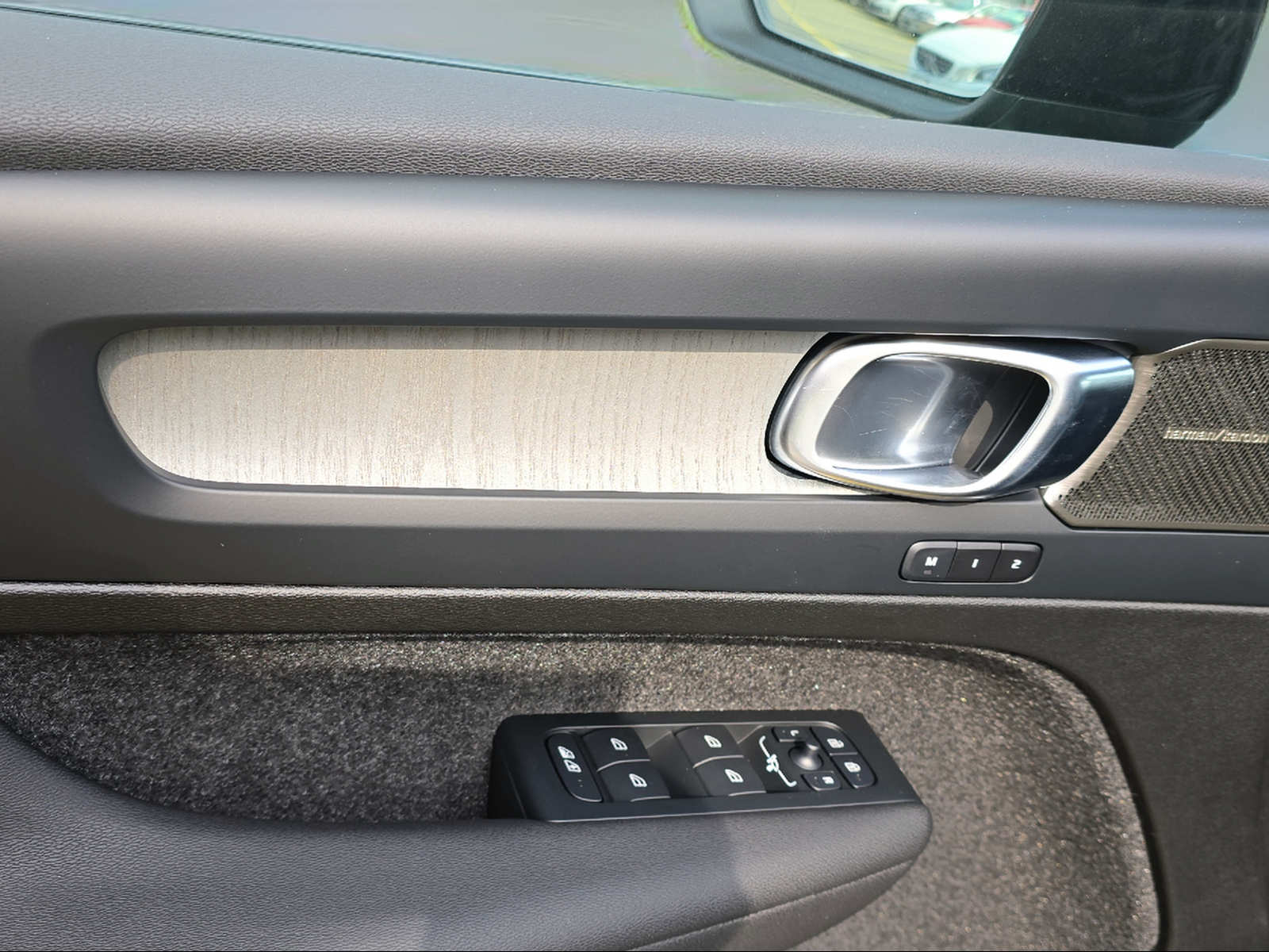 VOLVO EX40 82kWh Single Motor Extended Range Ultra-image-13