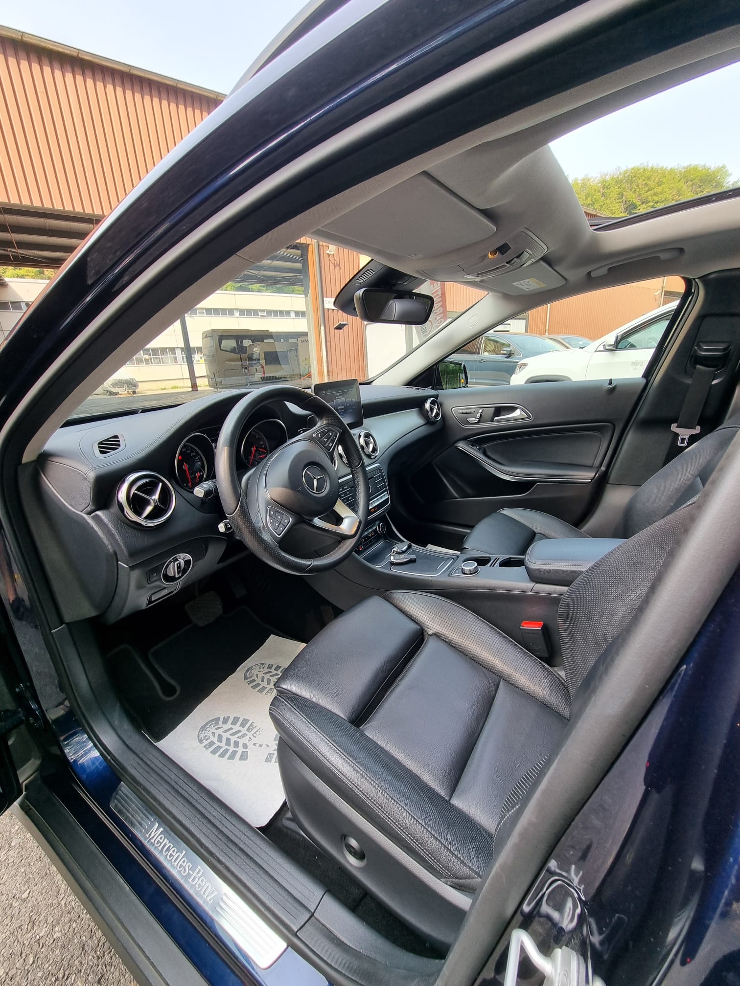 MERCEDES-BENZ GLA 220 d Style 4Matic 7G-DCT-image-4
