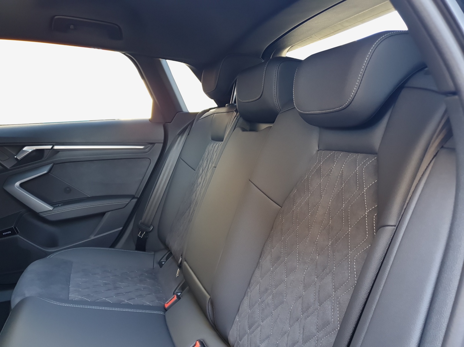 AUDI A3 Sportback TFSI 110 kW S line Attraction S tronic-image-11