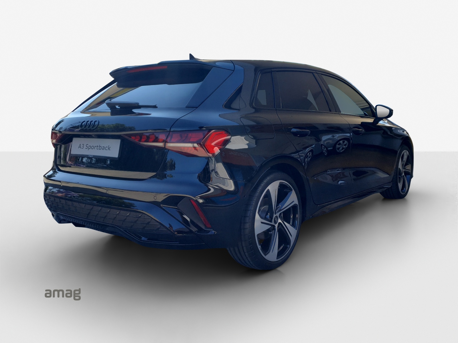 AUDI A3 Sportback TFSI 110 kW S line Attraction S tronic-image-4