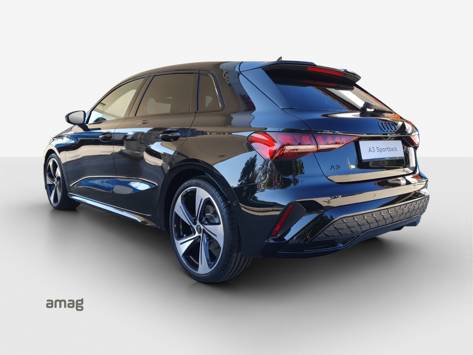 AUDI A3 Sportback TFSI 110 kW S line Attraction S tronic-image-2
