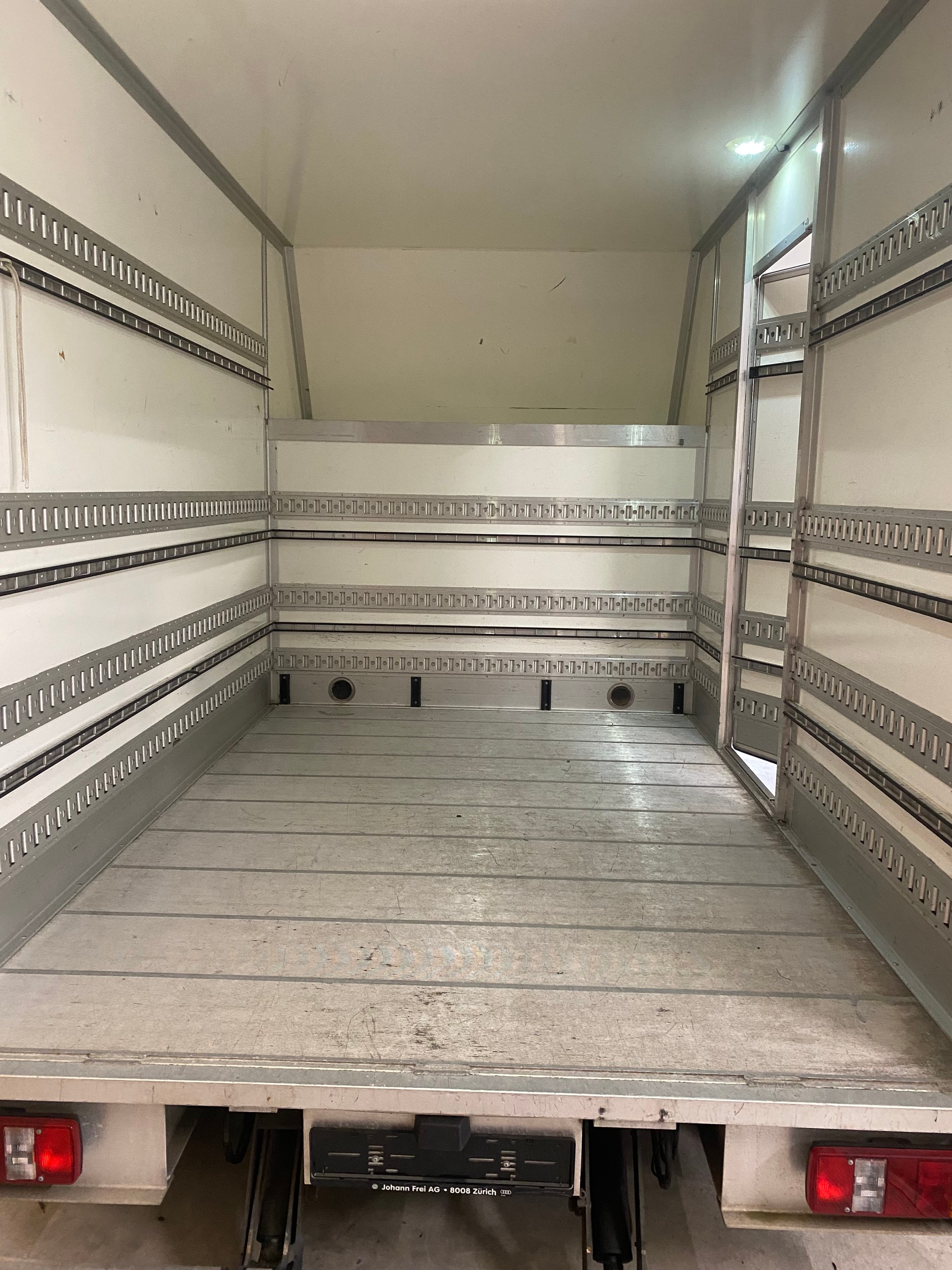 VW Kasten mit Hebebühne-image-2