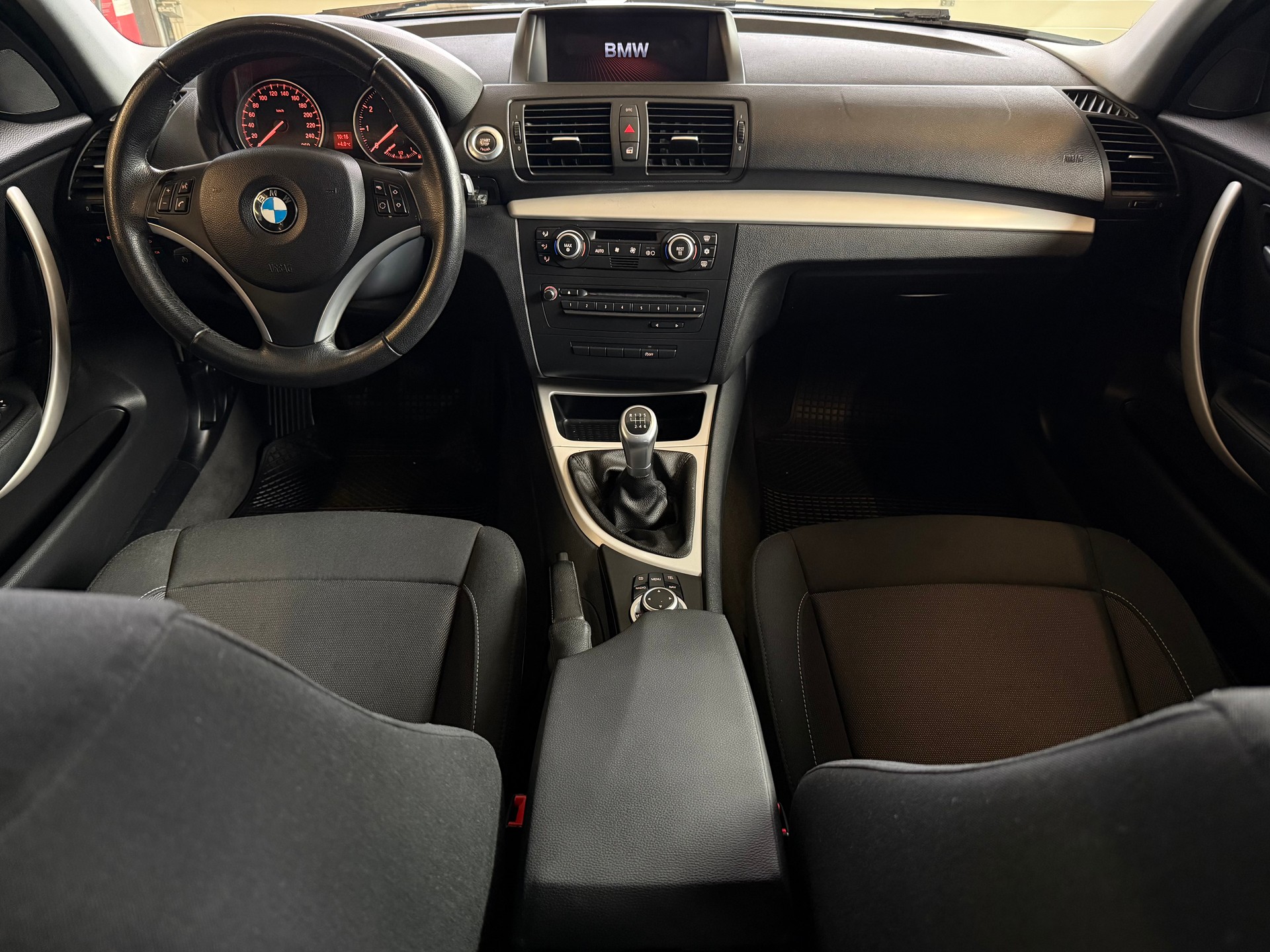 BMW 120i-image-13