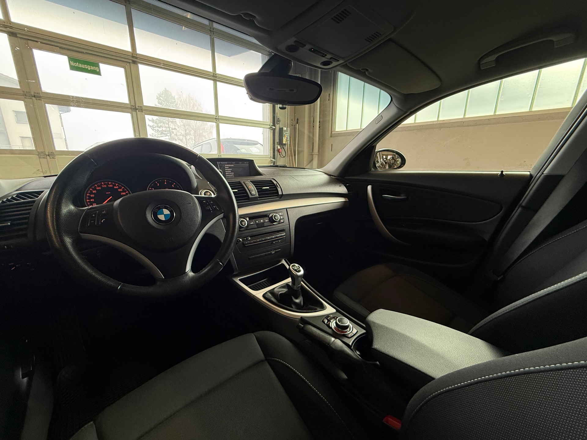 BMW 120i-image-11