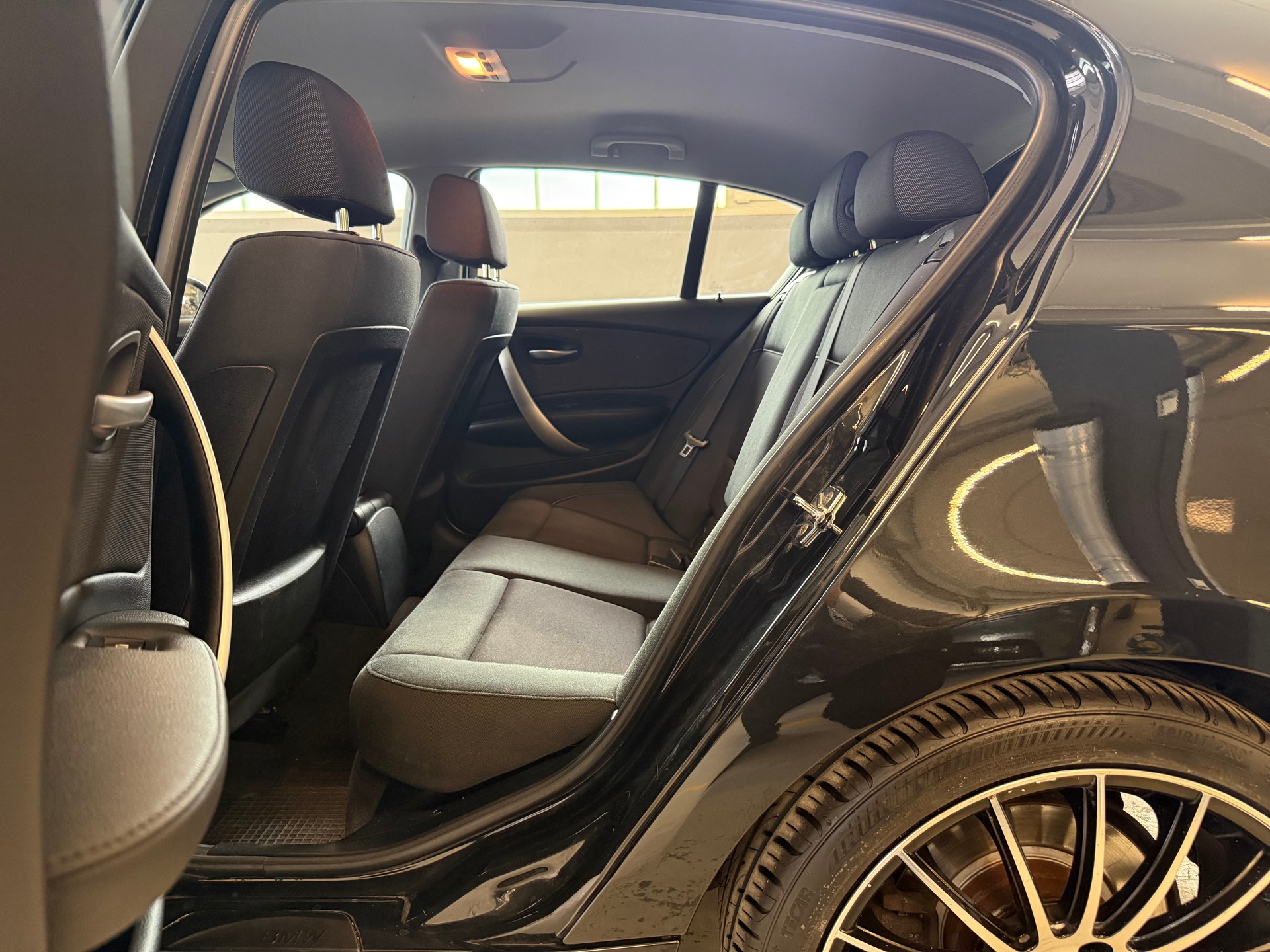 BMW 120i-image-10