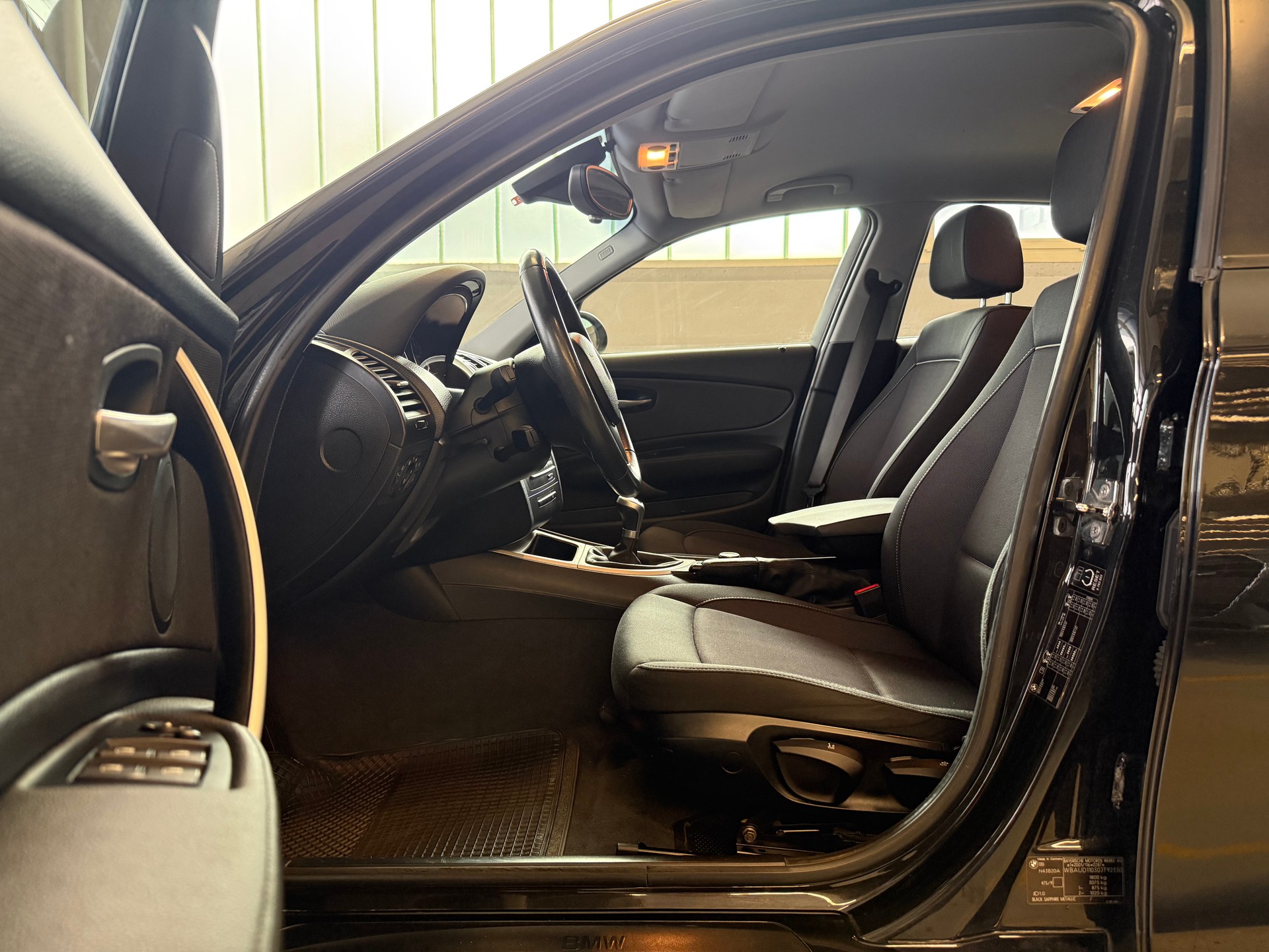 BMW 120i-image-9