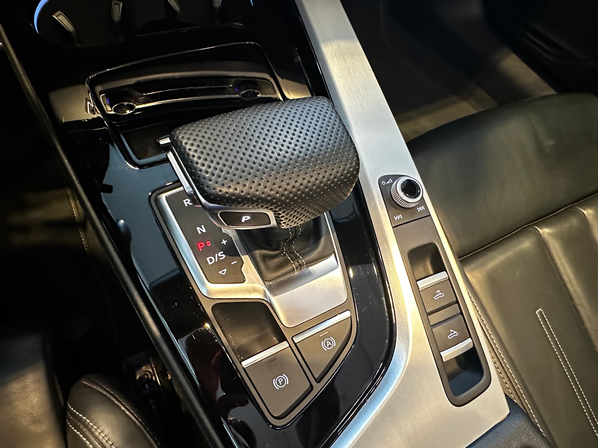 AUDI A5 Cabrio 40 TDI S-Line-image-17
