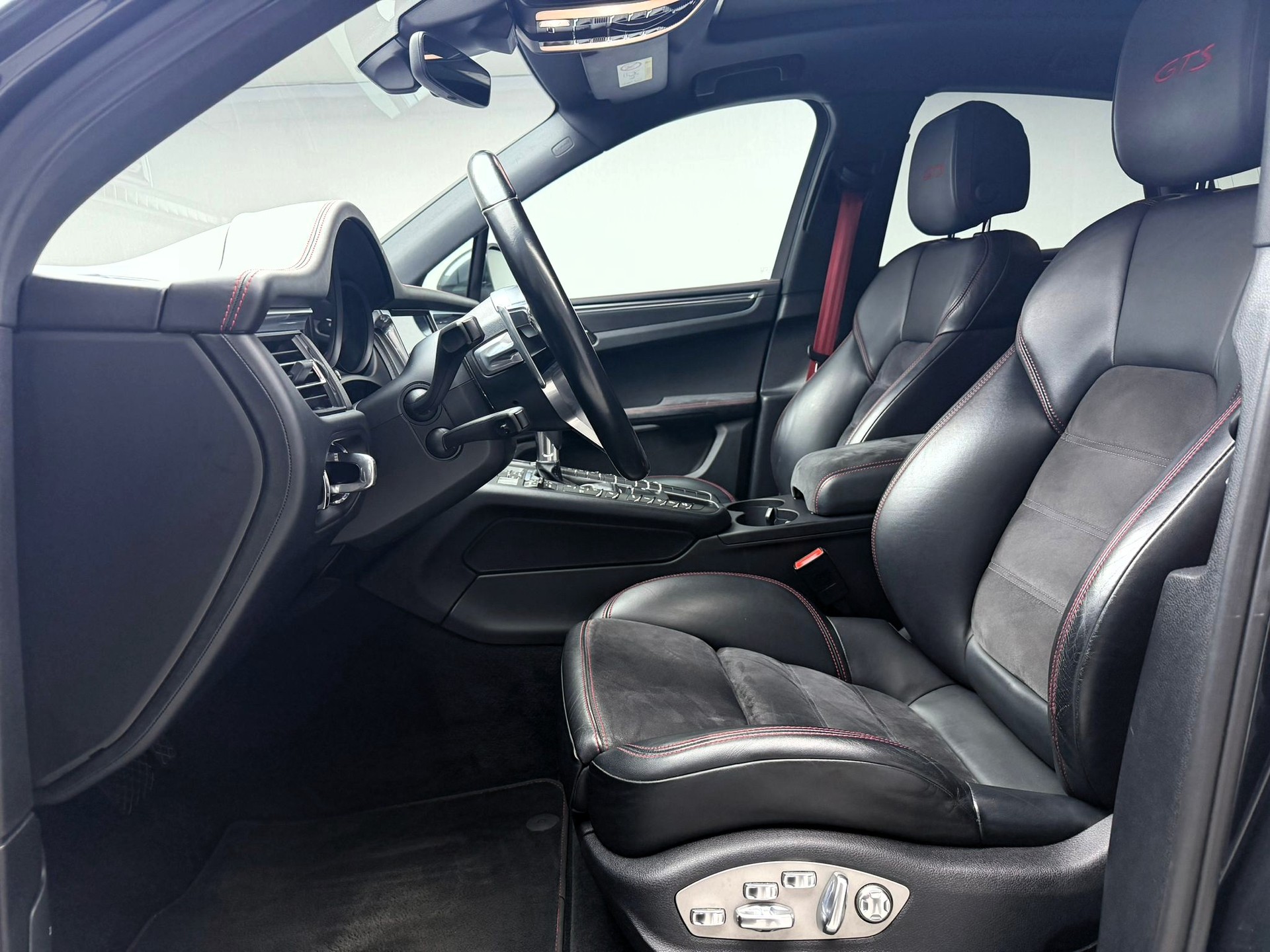 PORSCHE Macan GTS PDK-image-10