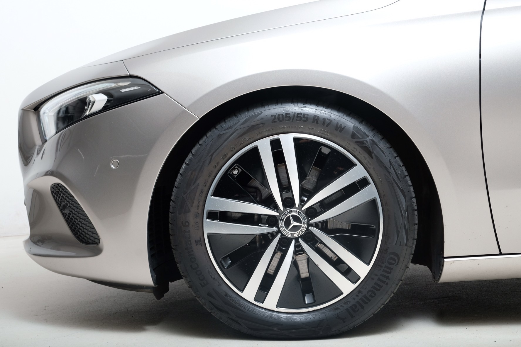 MERCEDES-BENZ A 220 Progressive 7G-DCT 4Matic-image-2