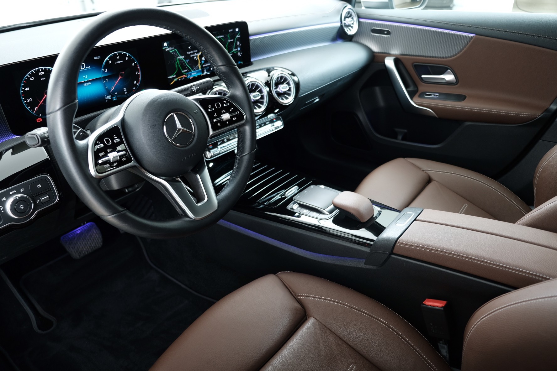 MERCEDES-BENZ A 220 Progressive 7G-DCT 4Matic-image-8