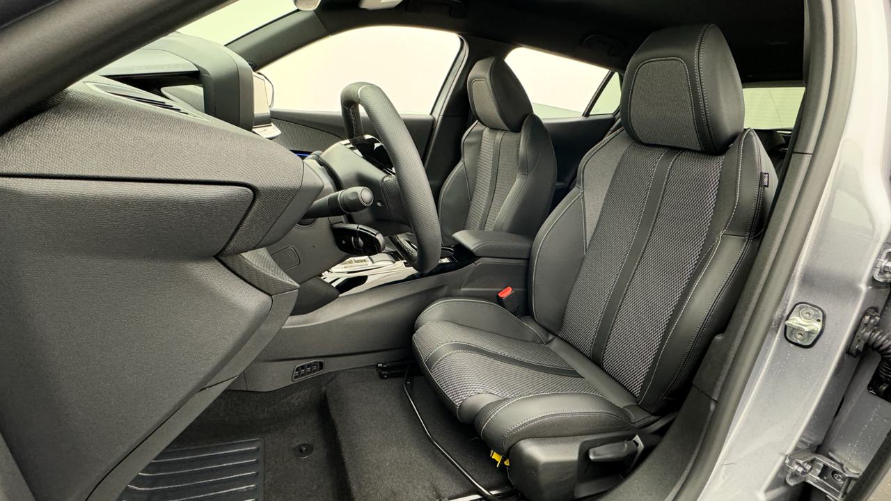 PEUGEOT 2008 156 e 54 kWh GT-image-4