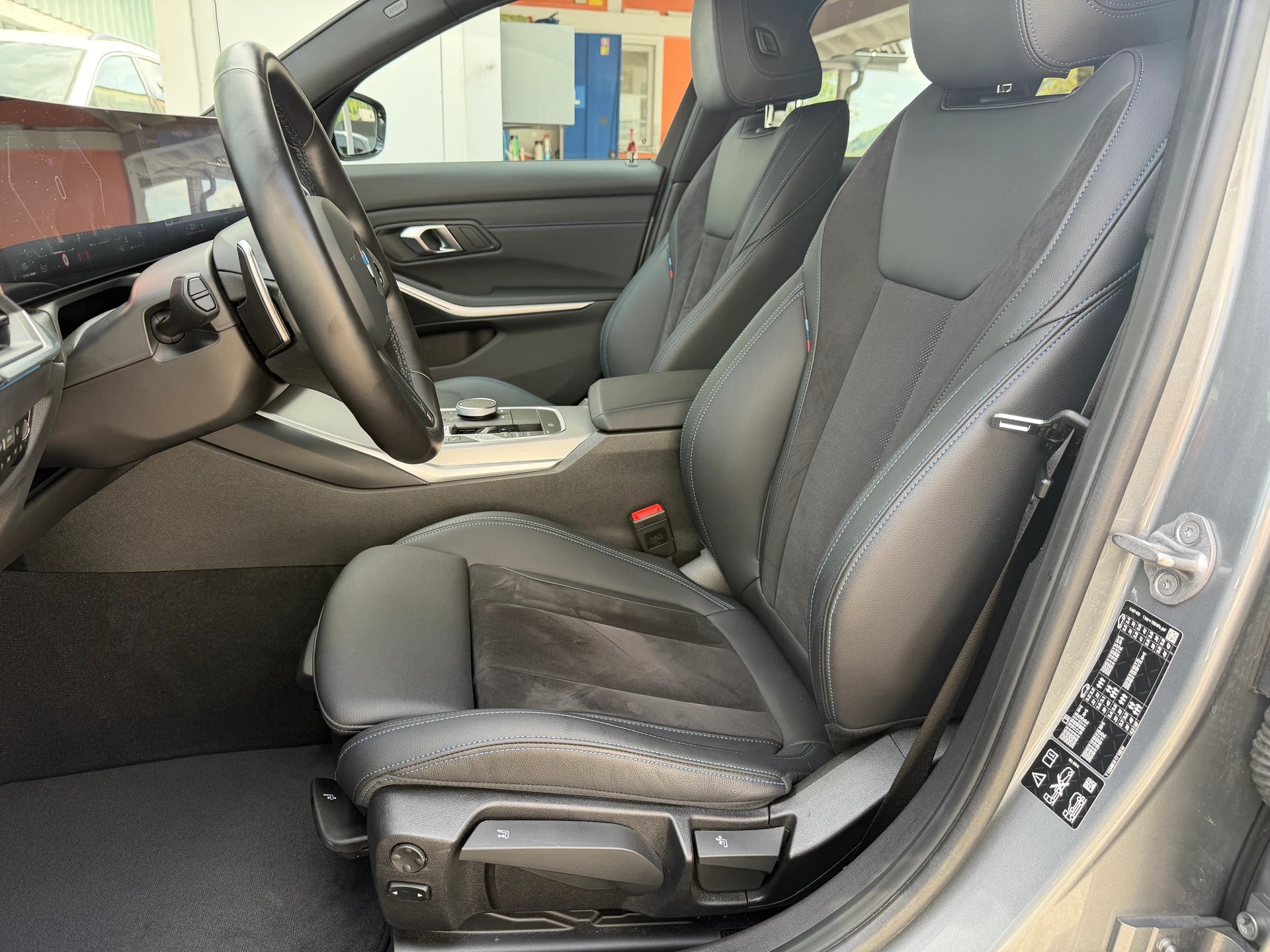BMW 320d xDrive 48V Steptronic M Sport-image-16