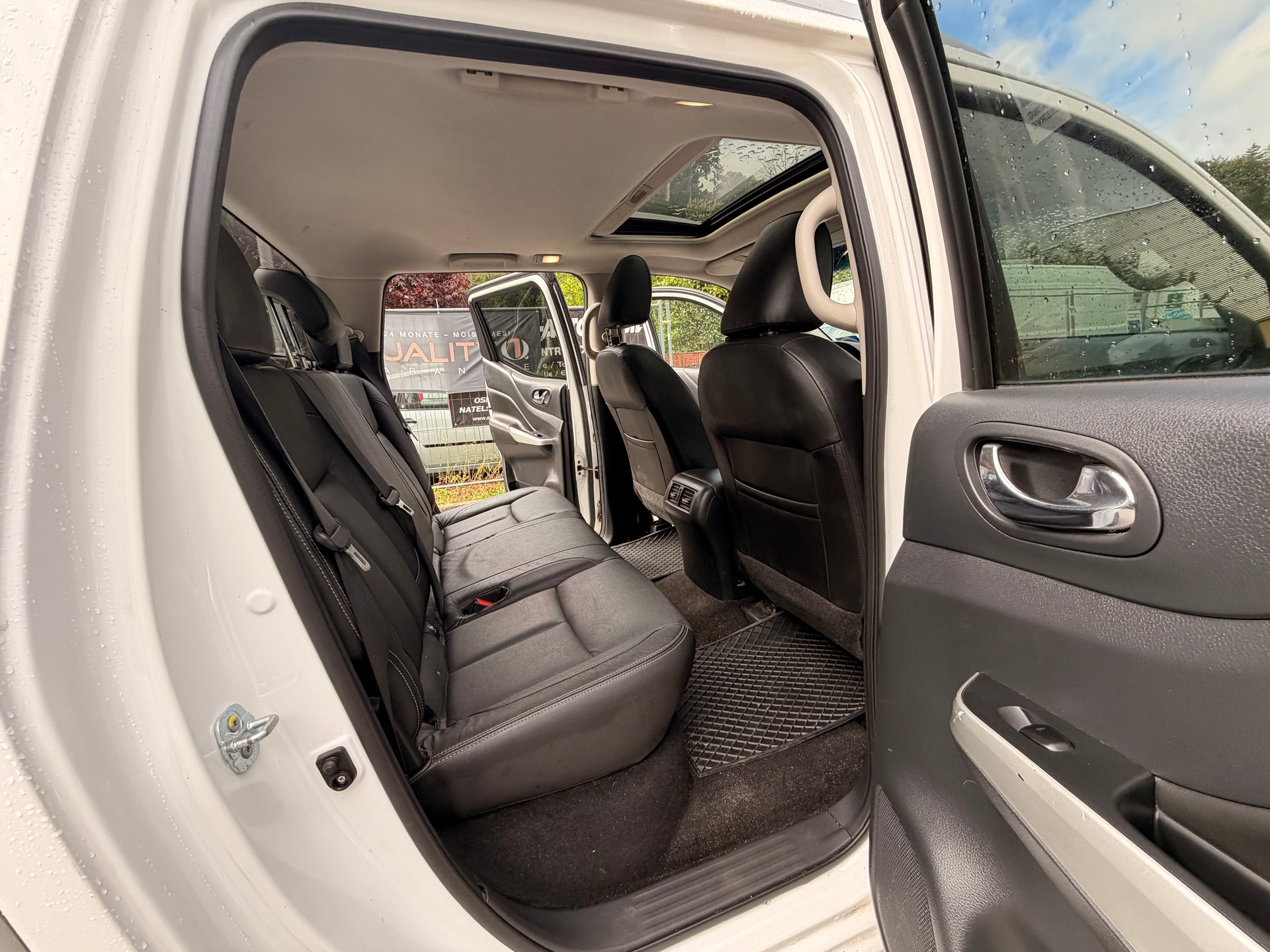 NISSAN Navara Double Cab N-Connecta 2.3 dCi 4WD Automatic-image-11