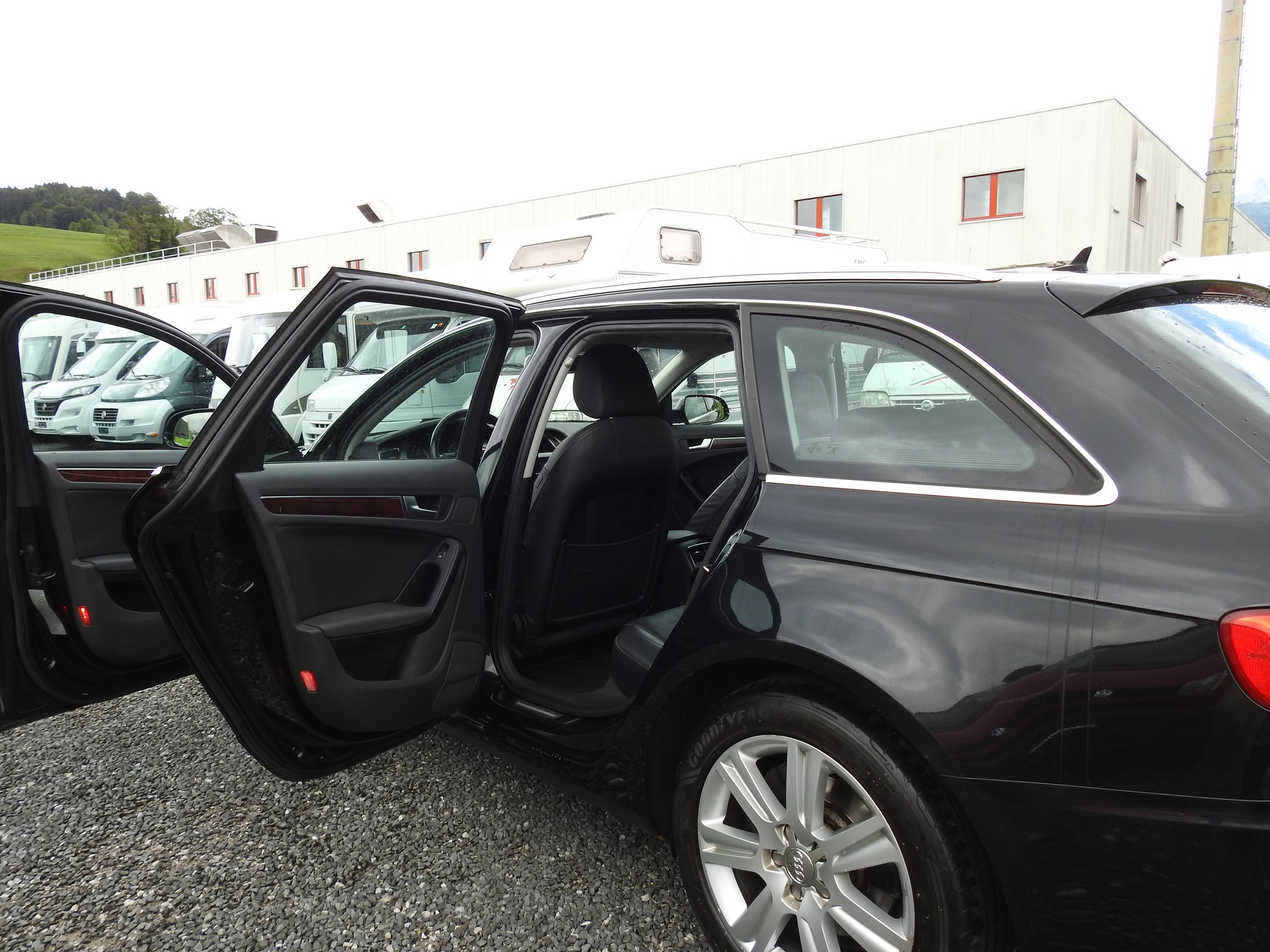 AUDI A4 Avant 2.0 TFSI quattro S-tronic-image-15