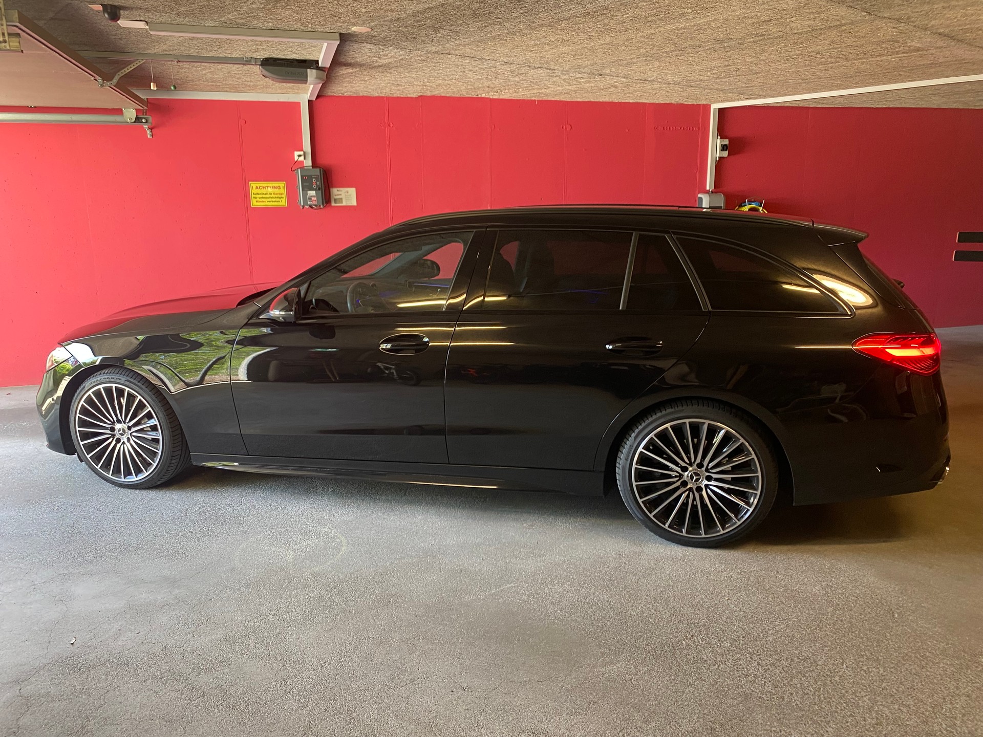 MERCEDES-BENZ C 300 4 Matic AMG Line Kombi noch 2 Jahre MB Garantie-image-0