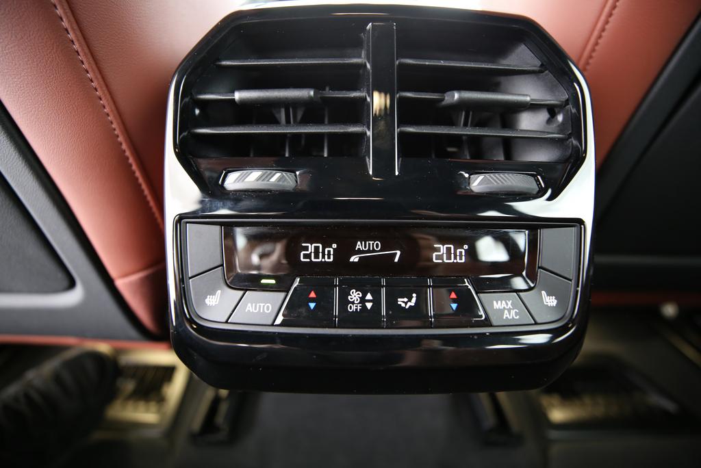 BMW iX xDrive50-image-14
