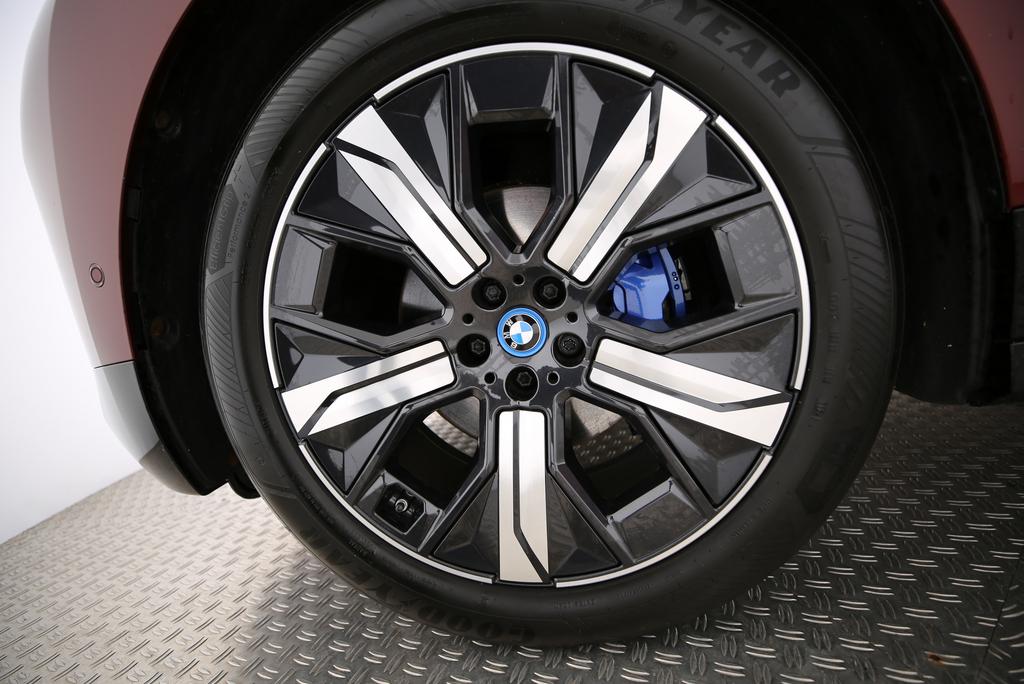 BMW iX xDrive50-image-16
