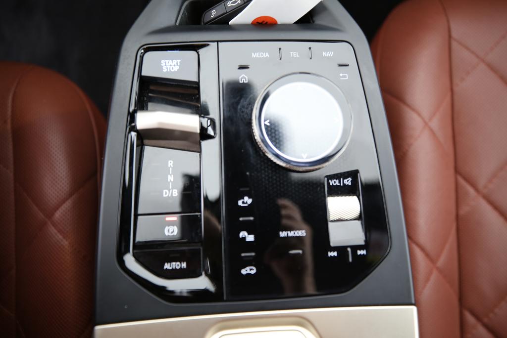 BMW iX xDrive50-image-9