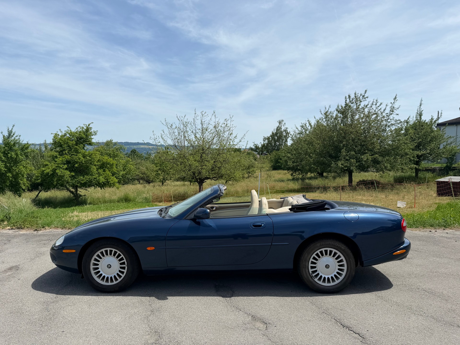 JAGUAR XK8 Convertible-image-7