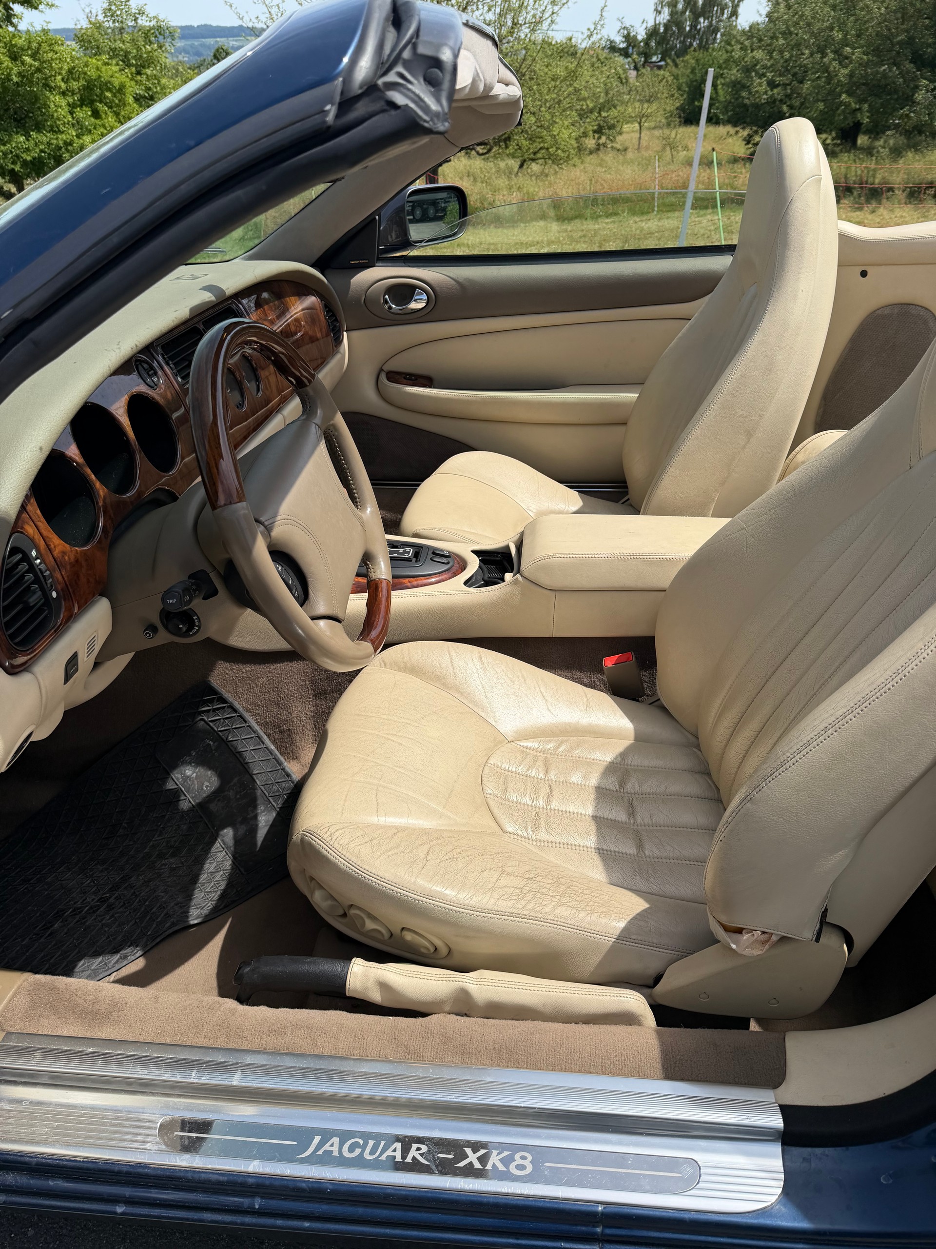 JAGUAR XK8 Convertible-image-10