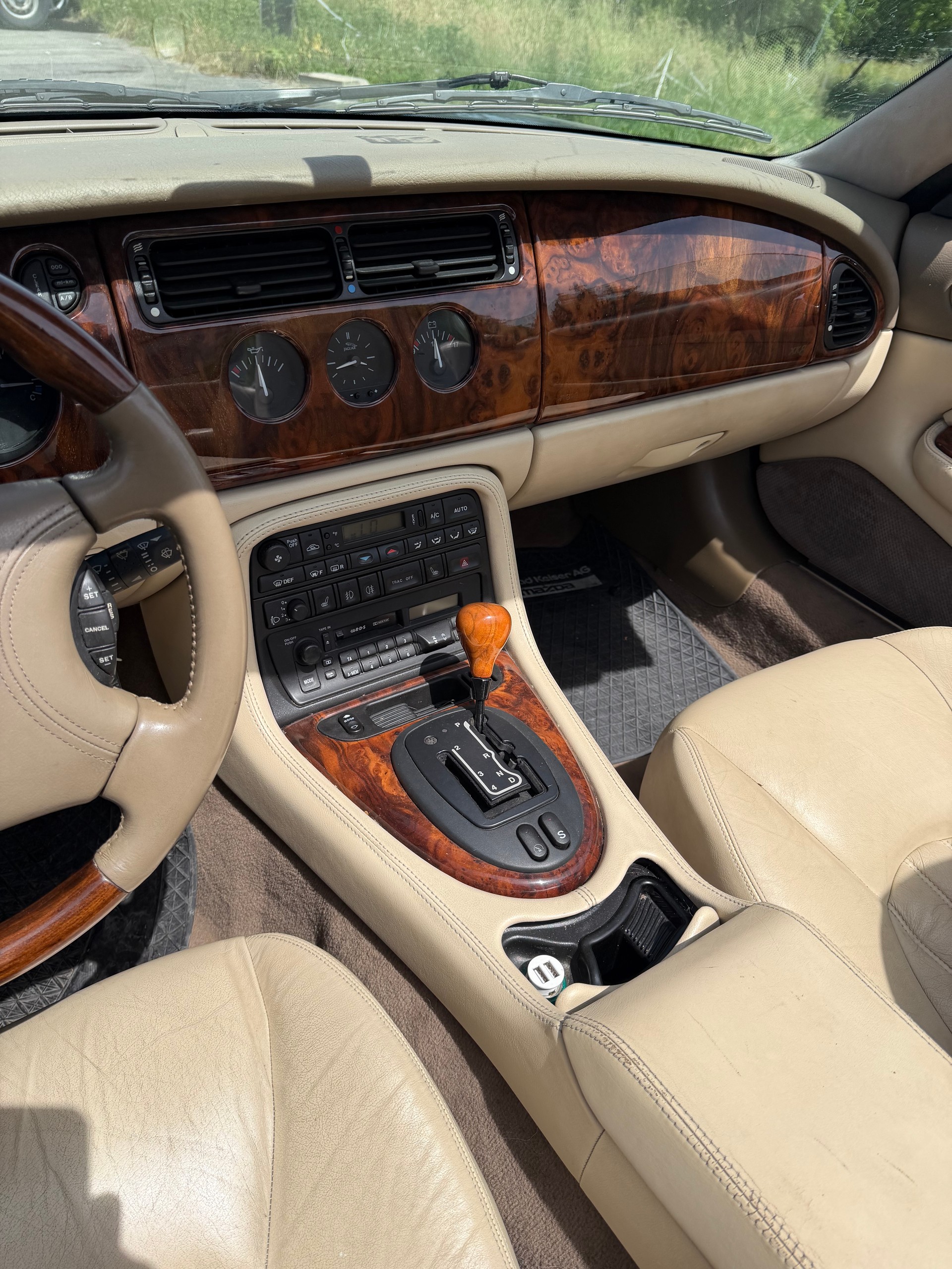 JAGUAR XK8 Convertible-image-9