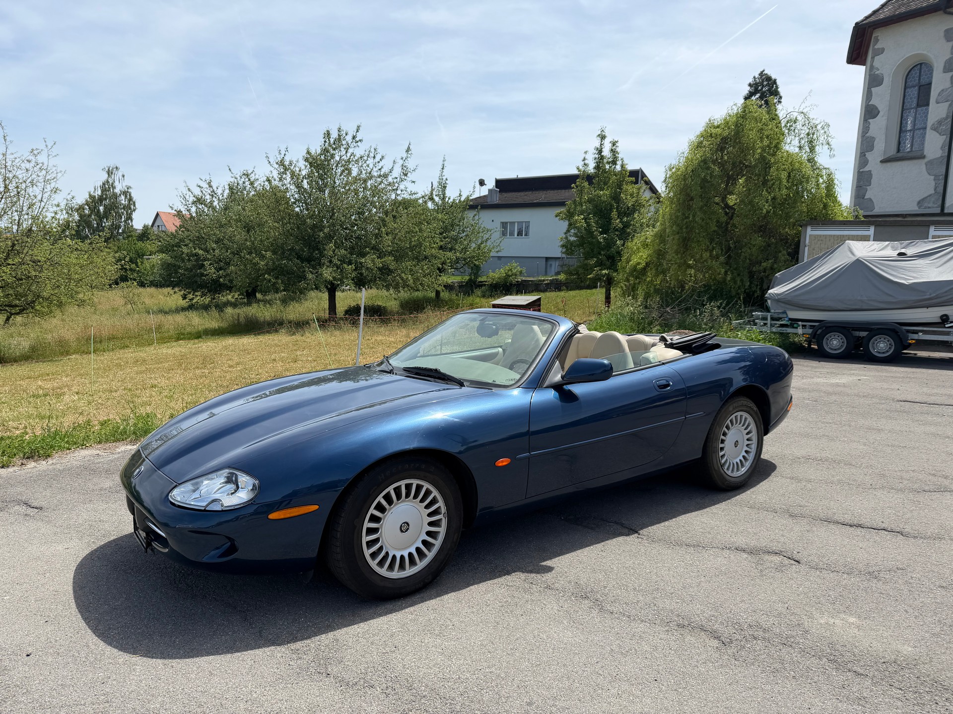 JAGUAR XK8 Convertible-image-6