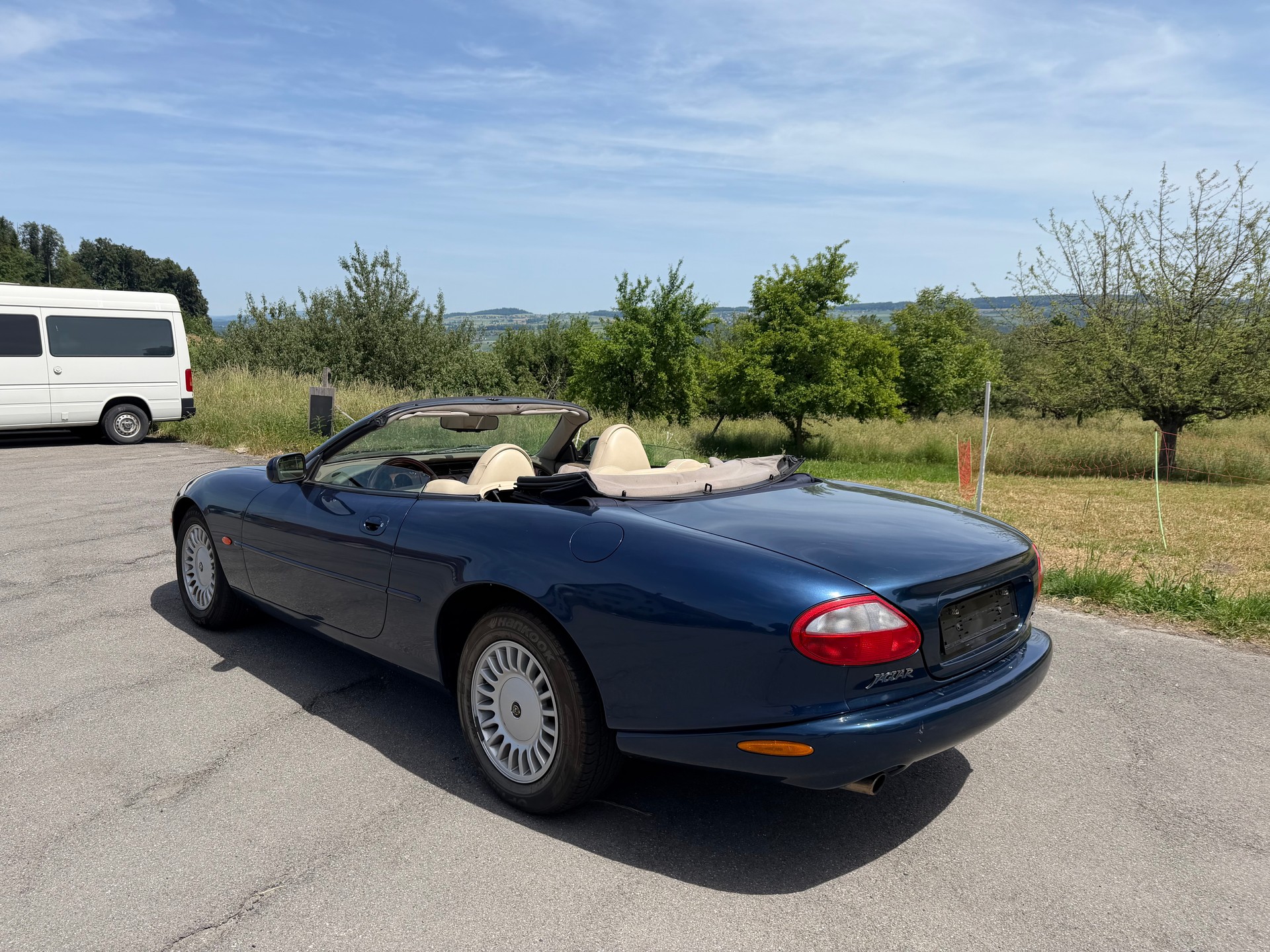 JAGUAR XK8 Convertible-image-5