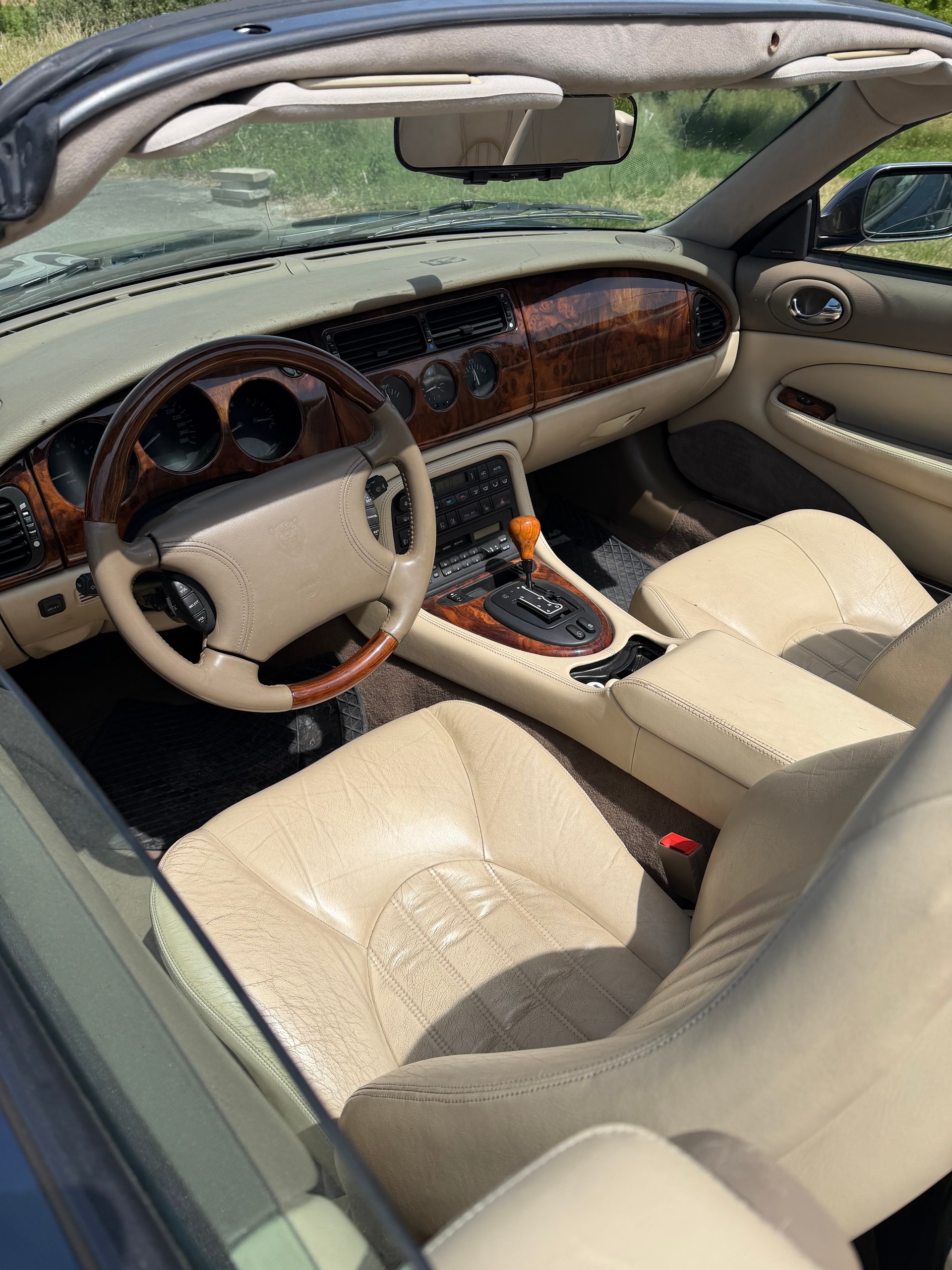 JAGUAR XK8 Convertible-image-8
