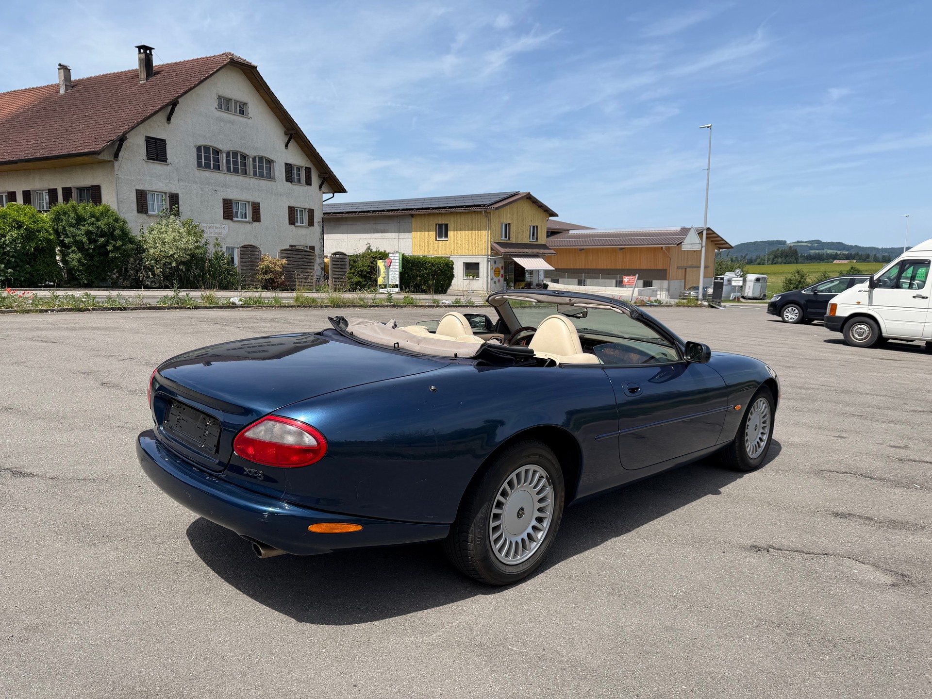 JAGUAR XK8 Convertible-image-3