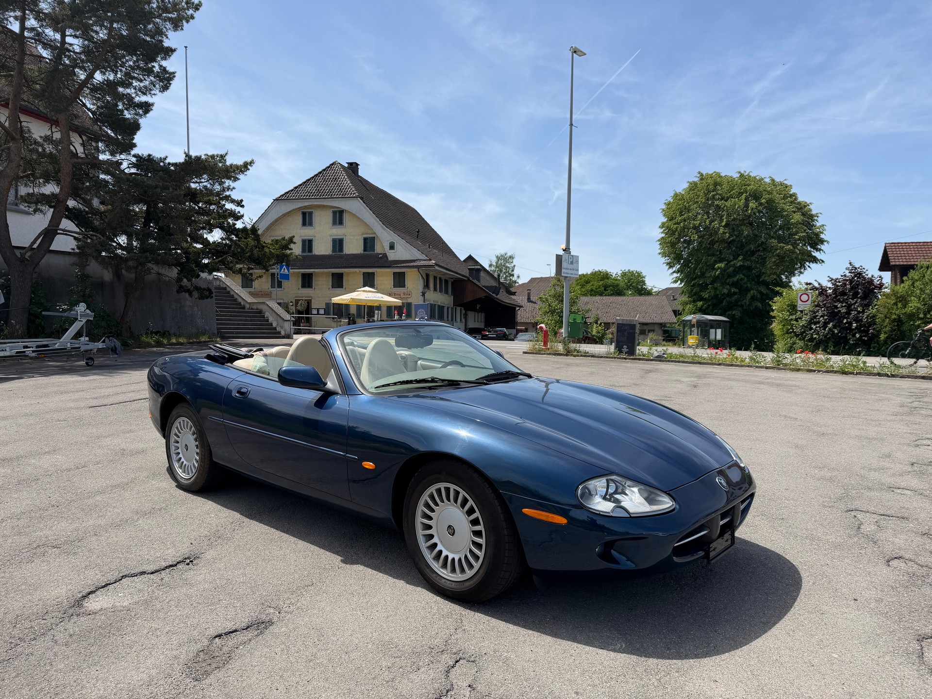 JAGUAR XK8 Convertible-image-0