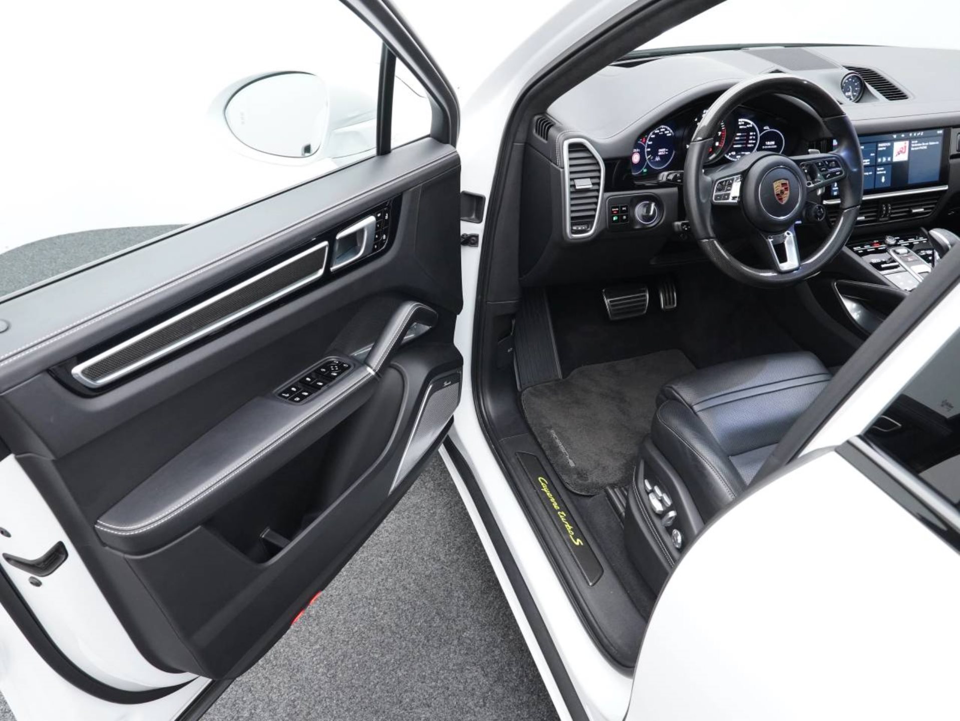 PORSCHE Cayenne Turbo S E-Hybrid Coupé-image-3