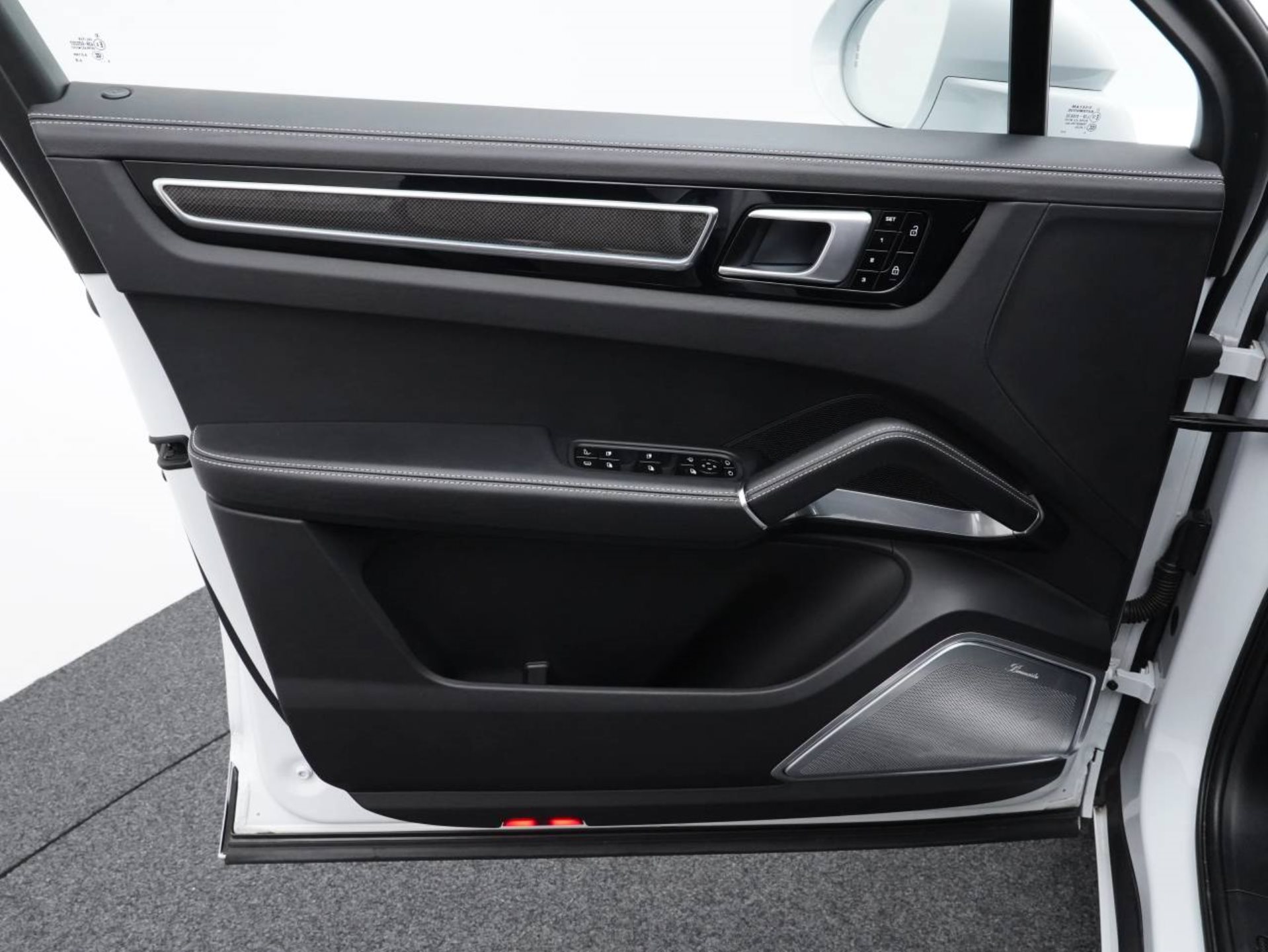 PORSCHE Cayenne Turbo S E-Hybrid Coupé-image-19