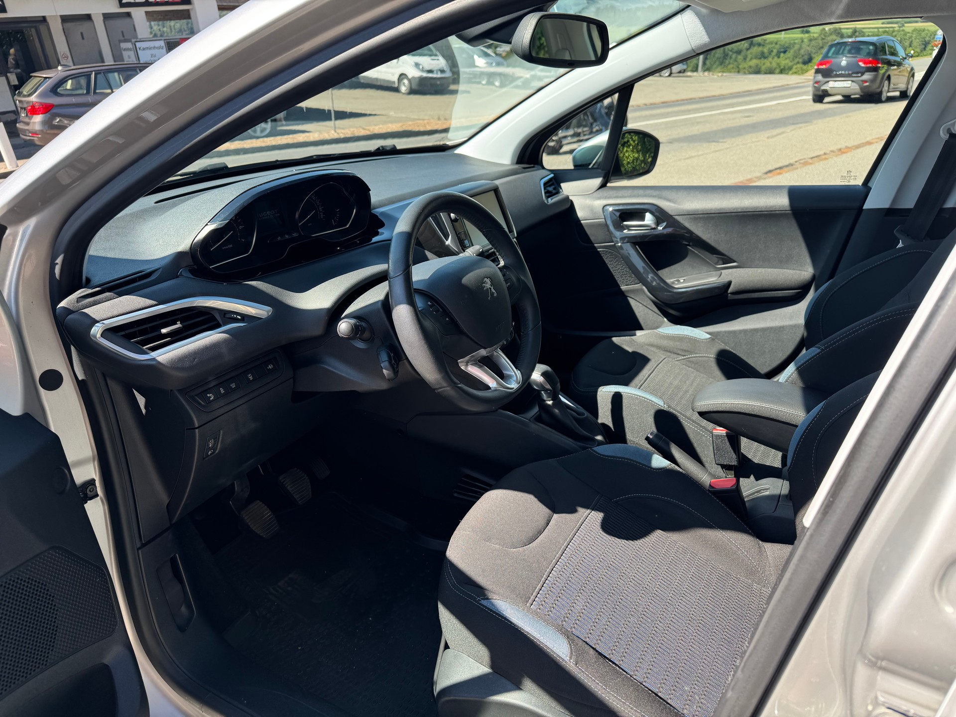 PEUGEOT 208 1.2 THP Allure-image-4